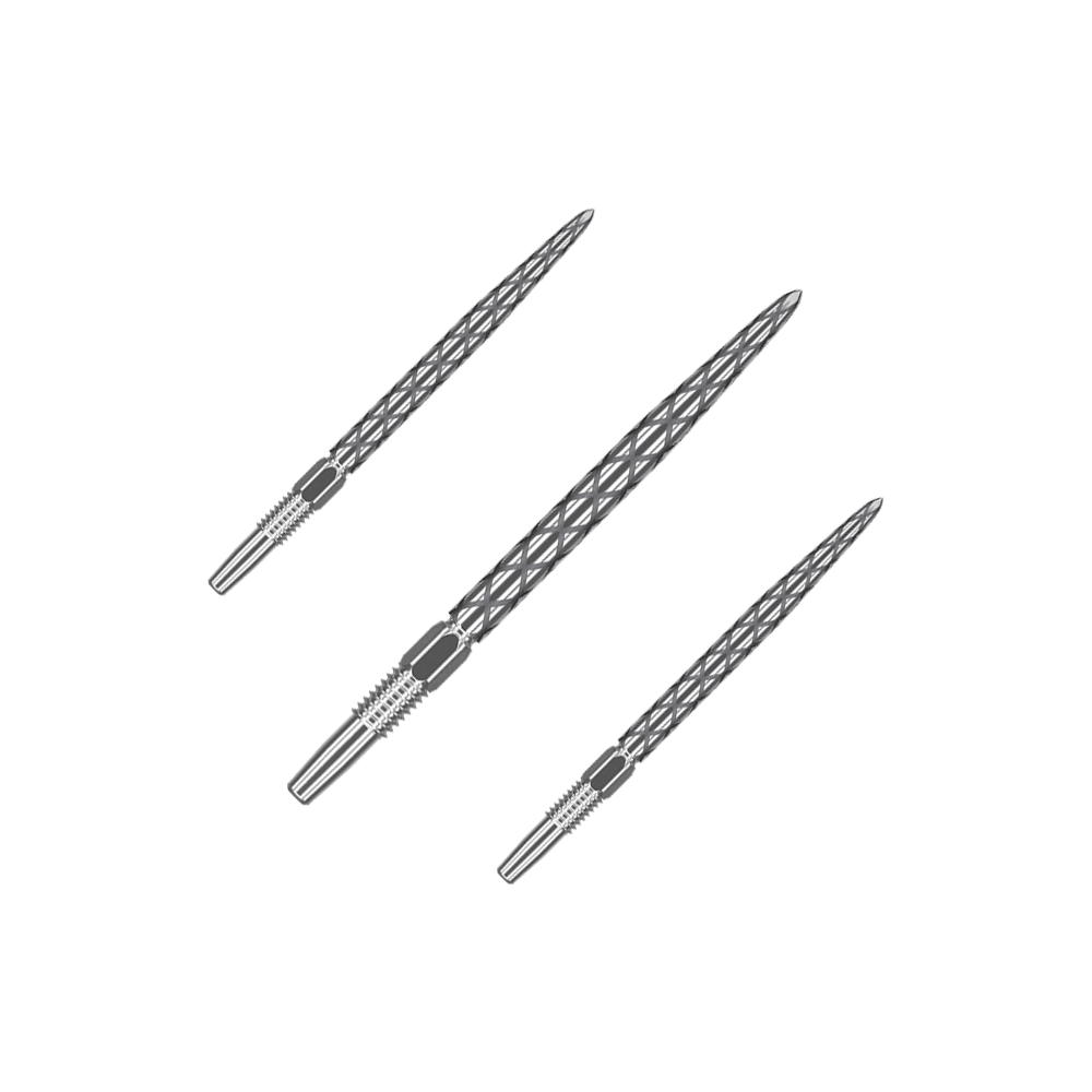 Target Swiss Diamond Pro Silver Points Dartspitzen Auf dem Bild sind drei silberne Dartspitzen mit einem rautenförmigen Muster zu sehen. Sie liegen parallel nebeneinander auf einem grünen Hintergrund.
