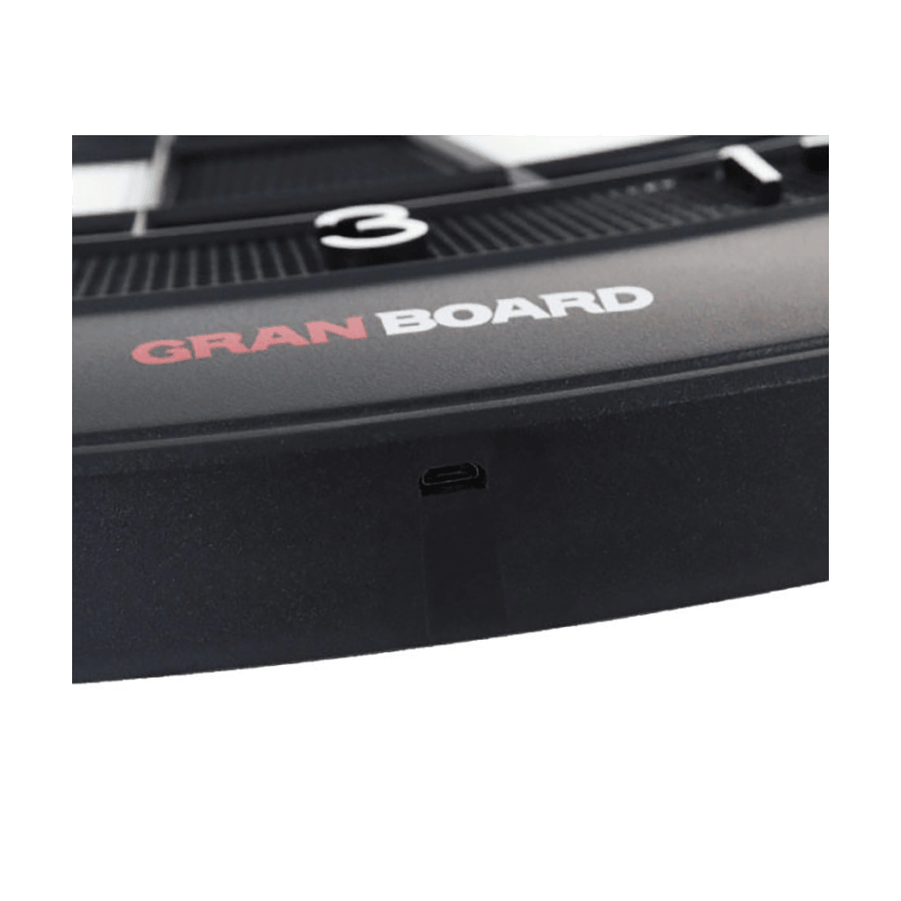 G01250_GranBoard_3S_LED_Elektronisches_Dartboard_4 Das Bild zeigt einen Nahaufnahme-Ausschnitt des GranBoard 3S LED Elektronischen Dartboards. Man sieht deutlich den Produktnamen und einen USB-Anschluss am Gehäuse.