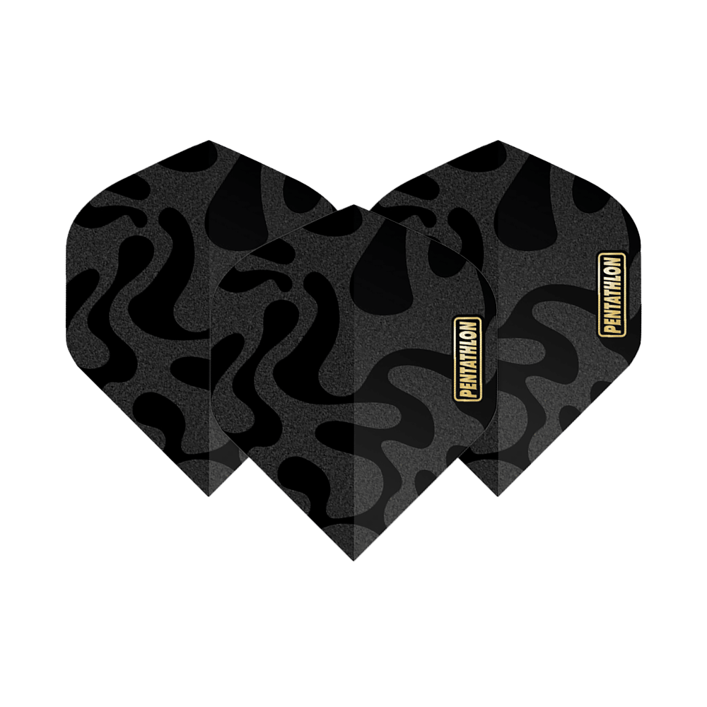 Voli Pentathlon RT Camo Das Bild zeigt drei Pentathlon RT Camo No2 Standard Flights für Darts. Sie haben ein schwarzes Camouflage-Muster und das Pentathlon-Logo in Gelb.