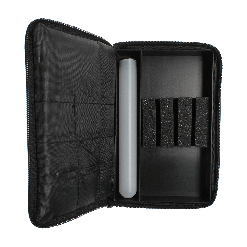 _The_Pak_Dartcase_OPEN_1nWm2B1E02dJ4g Das Bild zeigt das geöffnete Dartcase "The Pak Multi Dartcase - Rot Schwarz". Im Inneren befinden sich Fächer und Halterungen zur sicheren Aufbewahrung von Dartzubehör.
