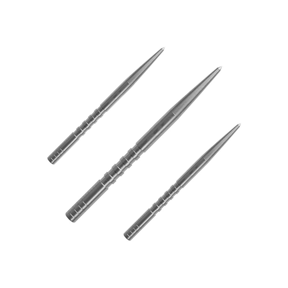 Pointe de fléchette Condor Beak Point avec pointes coupées Das Bild zeigt drei silberne Dartspitzen mit gerilltem Schaft. Sie sind in einer diagonalen Anordnung auf grünem Hintergrund zu sehen.