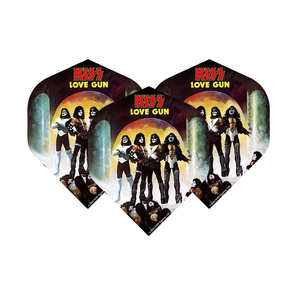 Mission Kiss Love Gun No2 Vols Standard Das Bild zeigt drei Dartflights mit dem Aufdruck "KISS LOVE GUN" und einer Abbildung der Bandmitglieder. Die Flights sind im Design des bekannten Kiss-Albums "Love Gun" gestaltet.
