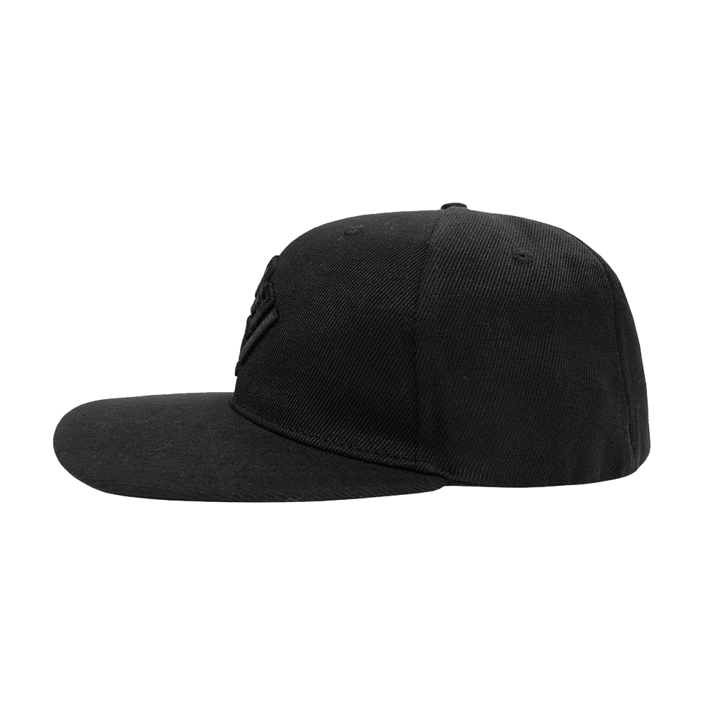 DTRS_CBK_Sport1_DRTS-_Kollektion_Cap_schwarz_2 Die Abbildung zeigt eine schwarze Cap aus der SPORT1 DRTS. Kollektion. Die Kappe hat eine gerade Schirmform und ein schlichtes Design.