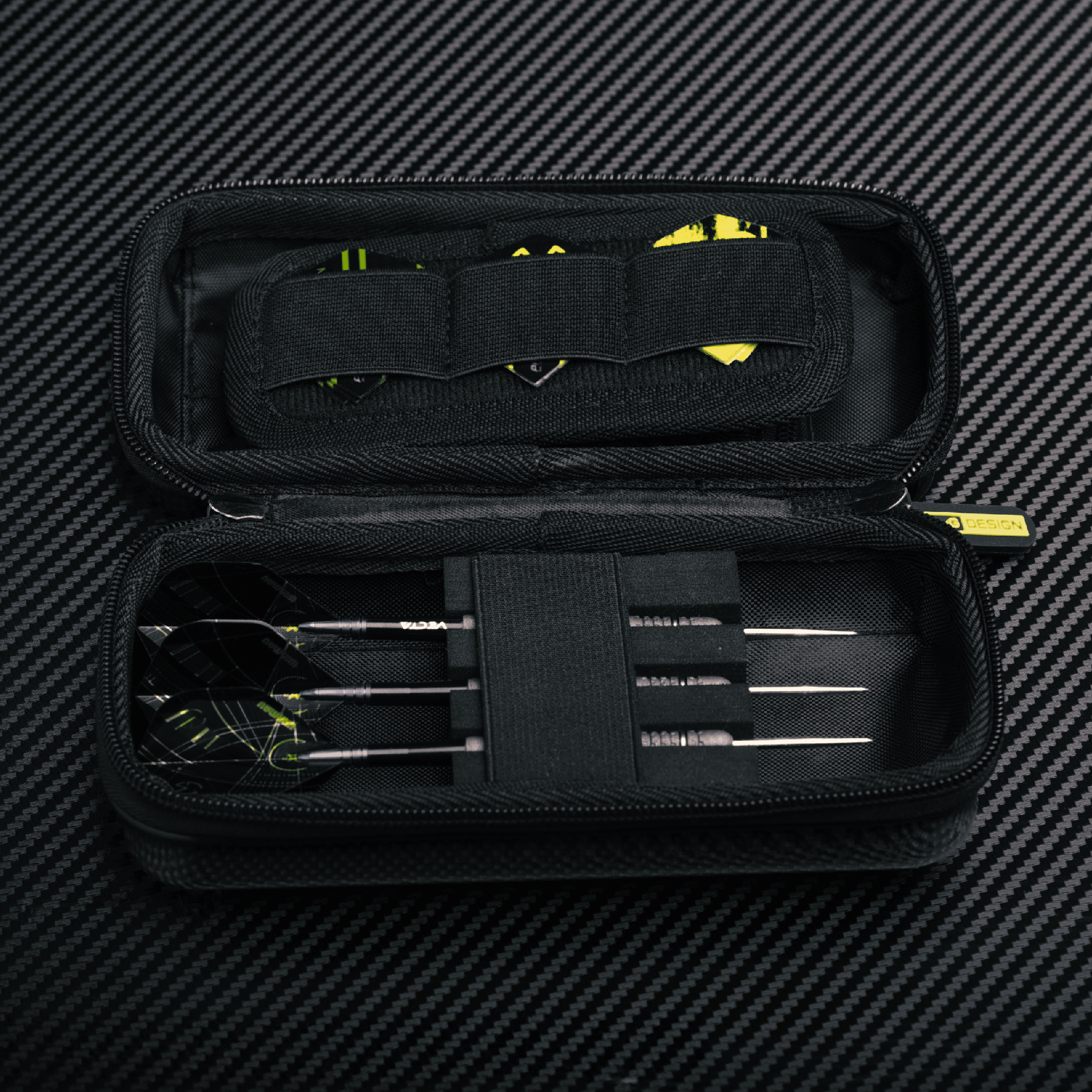 Cartera de dardos Winmau Armor G1 Michael Van Gerwen Das Bild zeigt das Winmau Armor G1 Michael Van Gerwen Dartwallet. Es ist eine spezielle Darttasche für Dartzubehör.