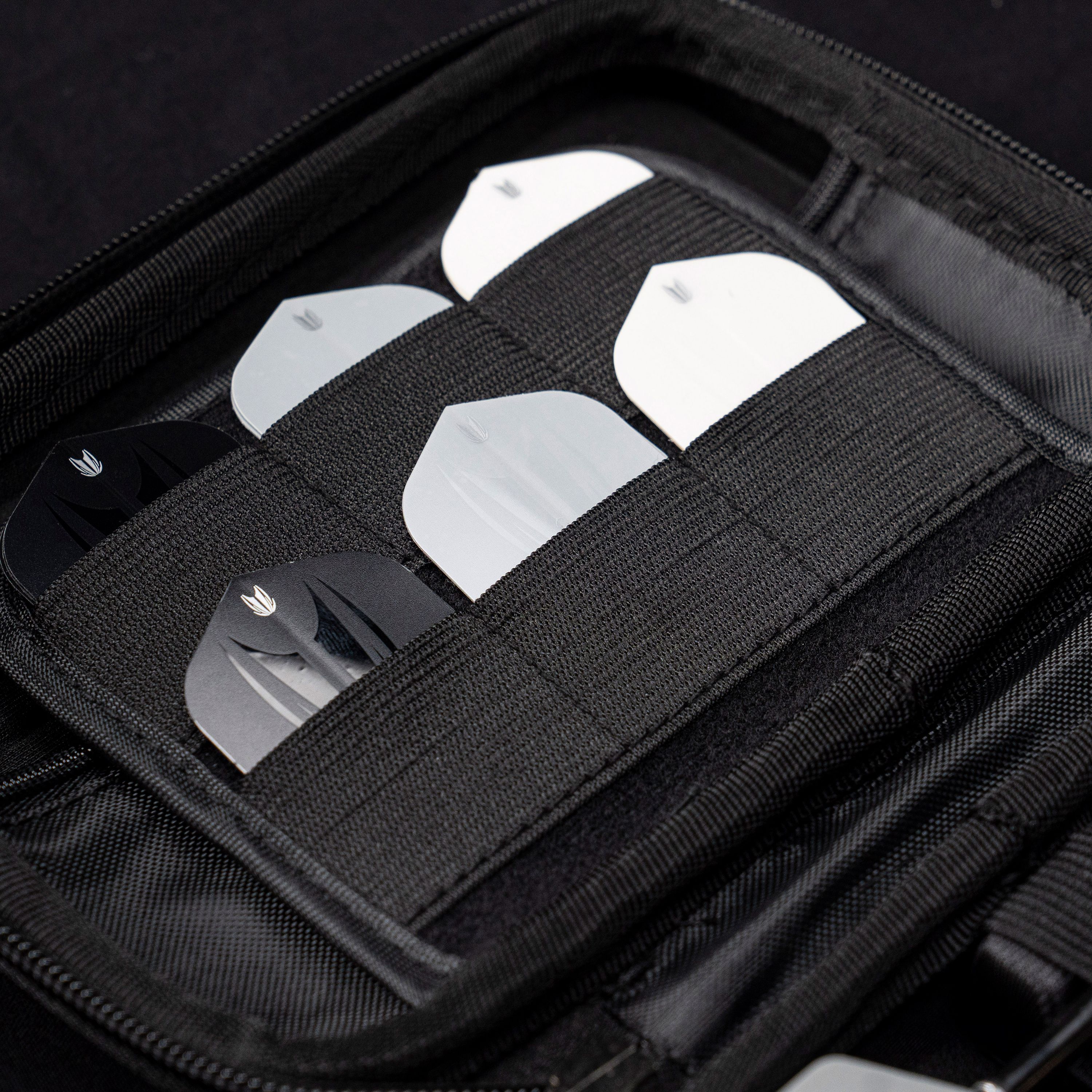 Pouzdro na šipky Target Takoma Stephen Bunting Das Bild zeigt das Target Takoma Stephen Bunting Dartcase. Im Inneren sind mehrere Dartflights ordentlich in elastischen Halterungen verstaut.