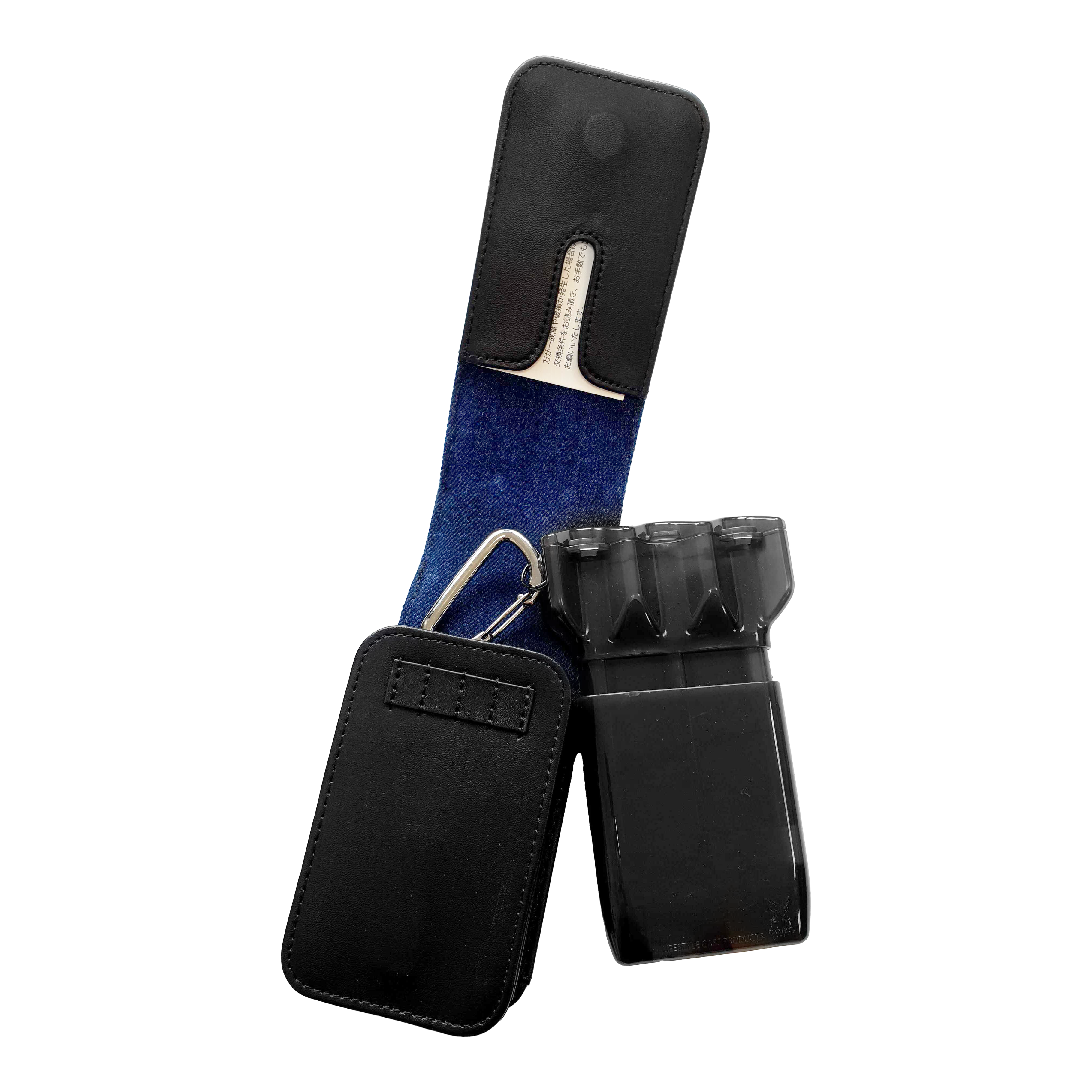 Pouzdro na šipky Cameo Acento Denim Auf dem Bild ist ein schwarzes Dart-Etui mit blauem Innenfutter zu sehen. Das Etui ist geöffnet und zeigt einen darin befindlichen schwarzen Behälter für Darts.