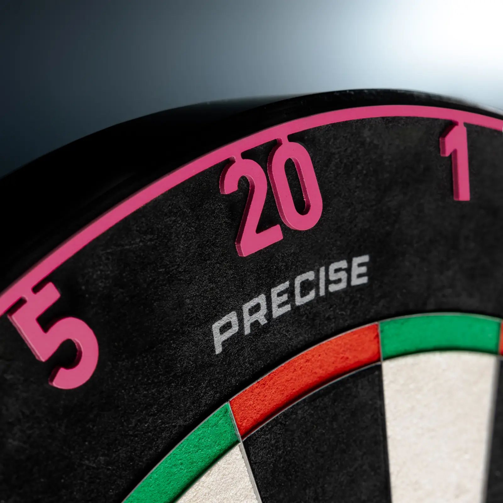 Precise 180 Endorphine Steeldartboard mit Nummernring - Cyber Pink Zu sehen ist das Precise 180 Endorphine Steeldartboard mit Nummernring in der Farbe Cyber Pink. Dieses Board bietet präzises Werfen und modernes Design.