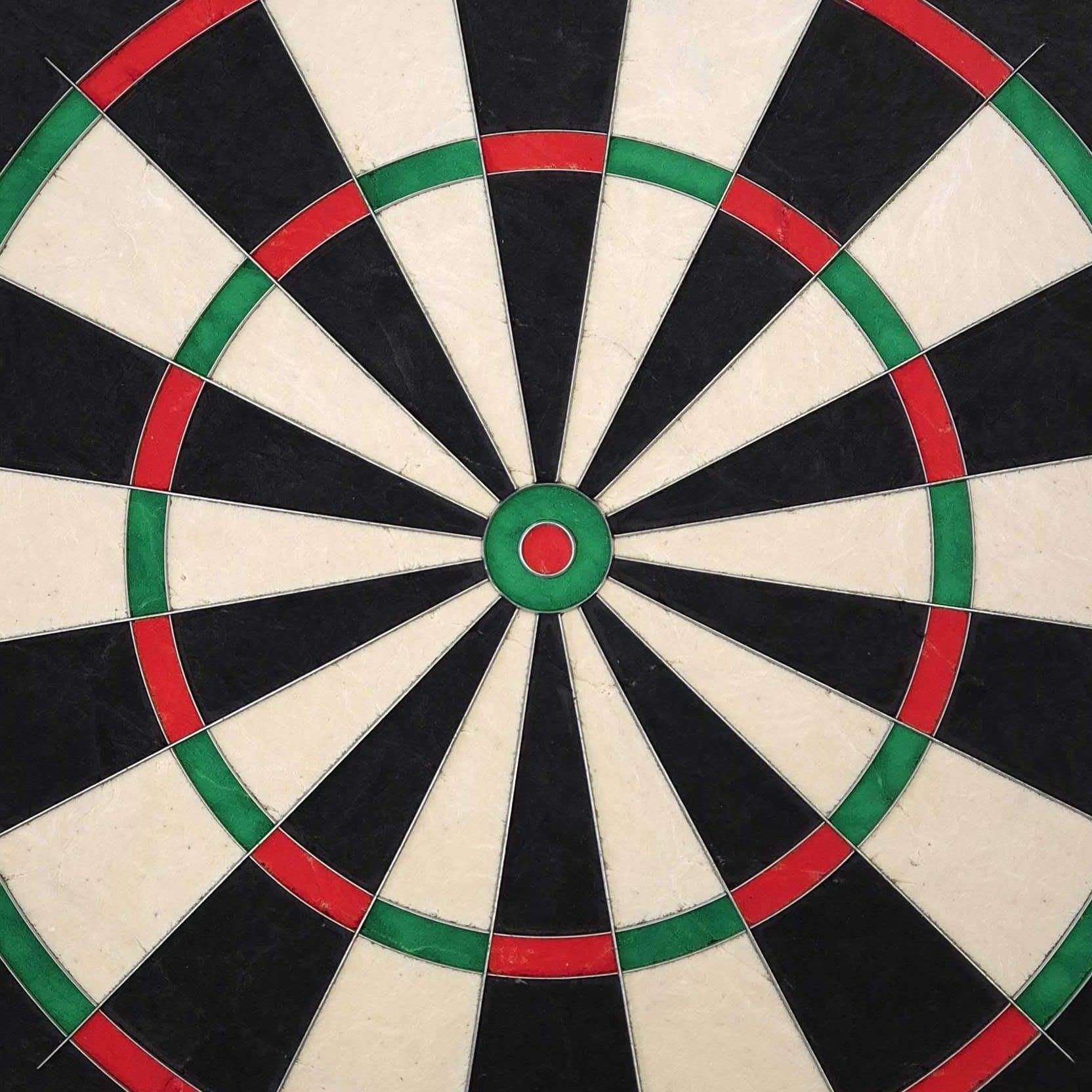 Bersaglio per freccette in acciaio Mission Samurai Infinity Das Bild zeigt das Produkt "Mission Samurai Infinity Steeldartboard". Die Dartscheibe hat ein klassisches Design mit schwarzen, weißen, roten und grünen Segmenten.