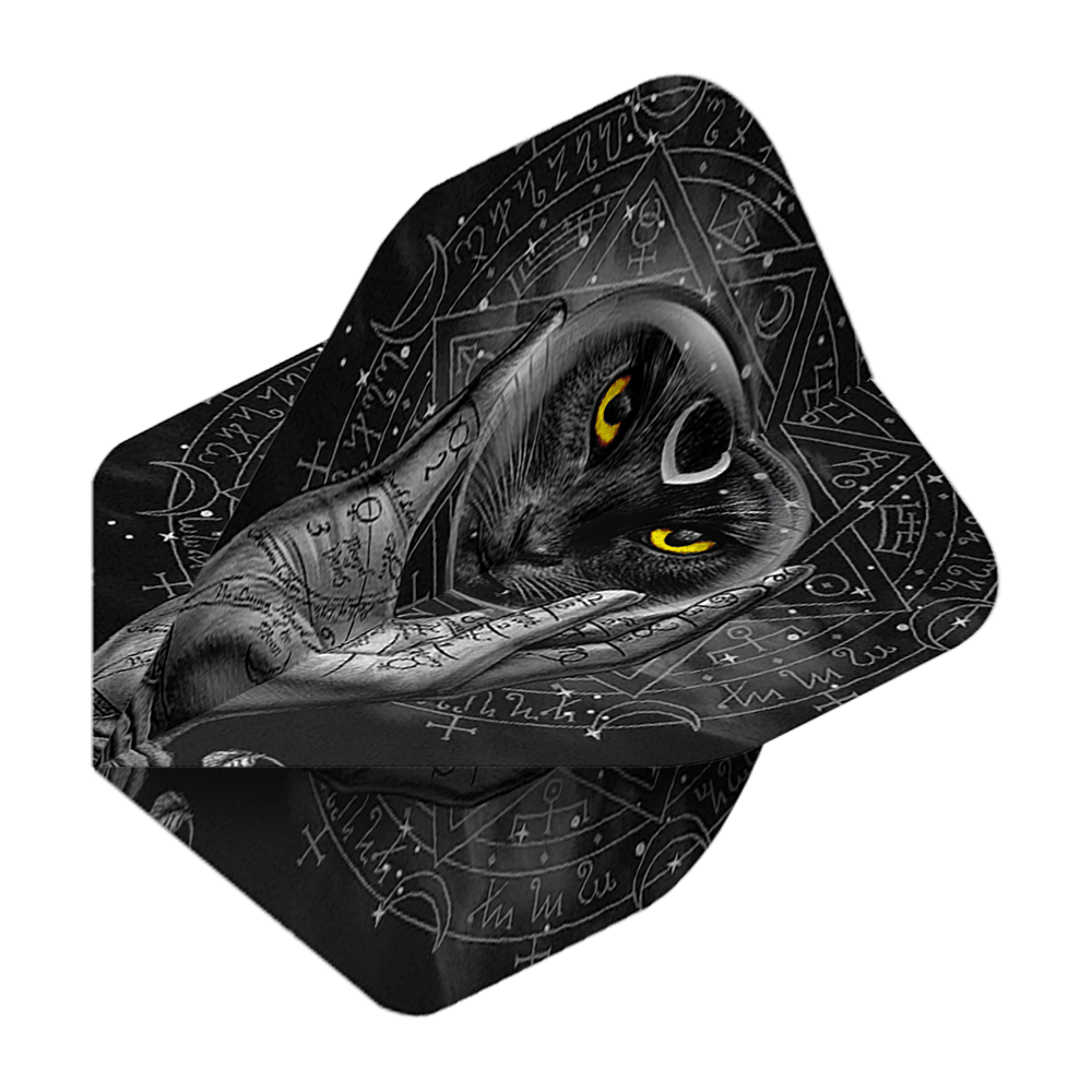 Alchemy Grimalkins Glass No2 Standard Flights Das Bild zeigt ein Dartflight mit einem schwarzen Katzenmotiv und leuchtend gelben Augen. Im Hintergrund sind mystische Symbole und eine beschriebene Hand zu sehen.