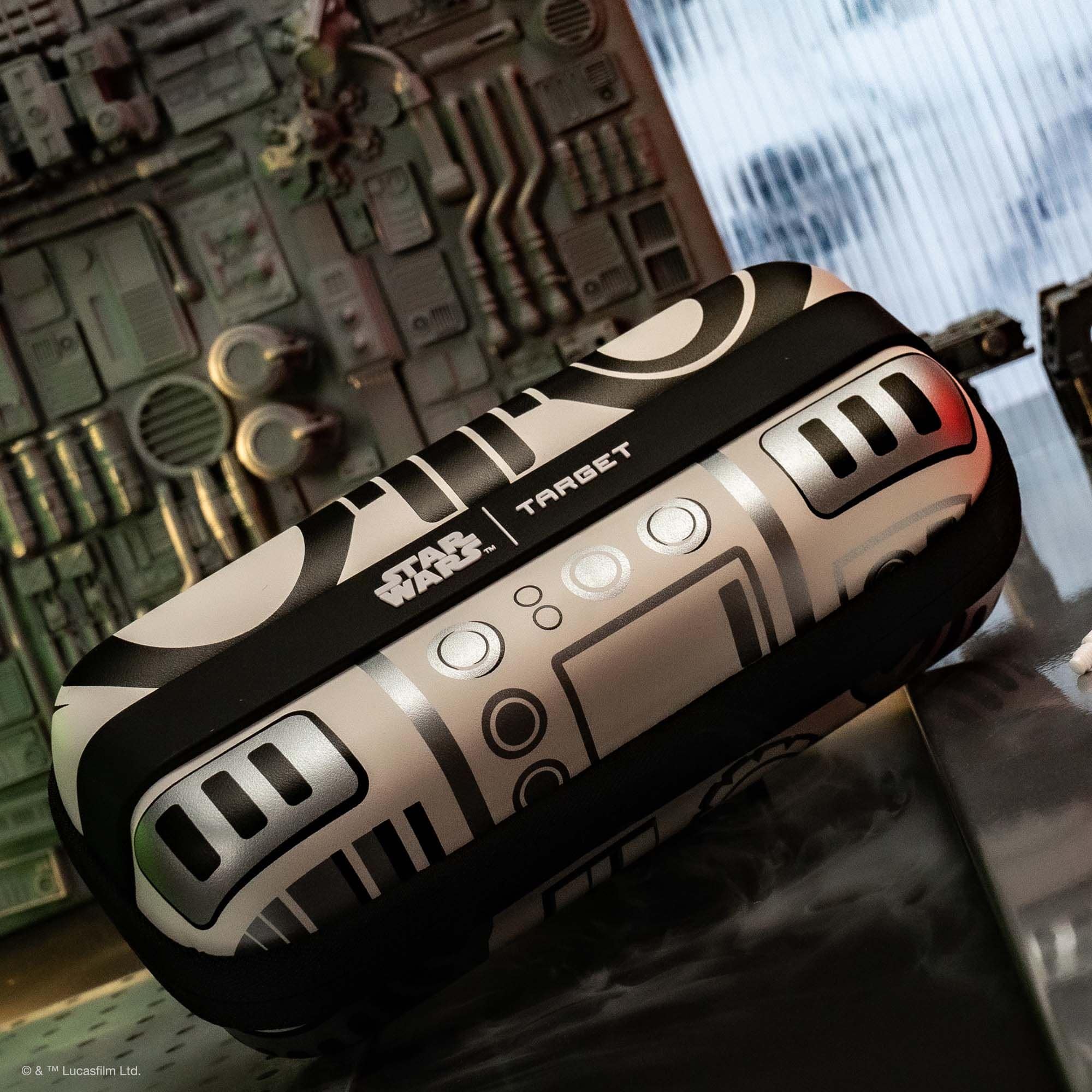 Target Star Wars Boa Dartcase - Szturmowiec Das Bild zeigt das Target Star Wars Boa Dartcase im Stormtrooper-Design. Es ist ein spezialisiertes Etui zur Aufbewahrung von Darts, inspiriert von Star Wars.