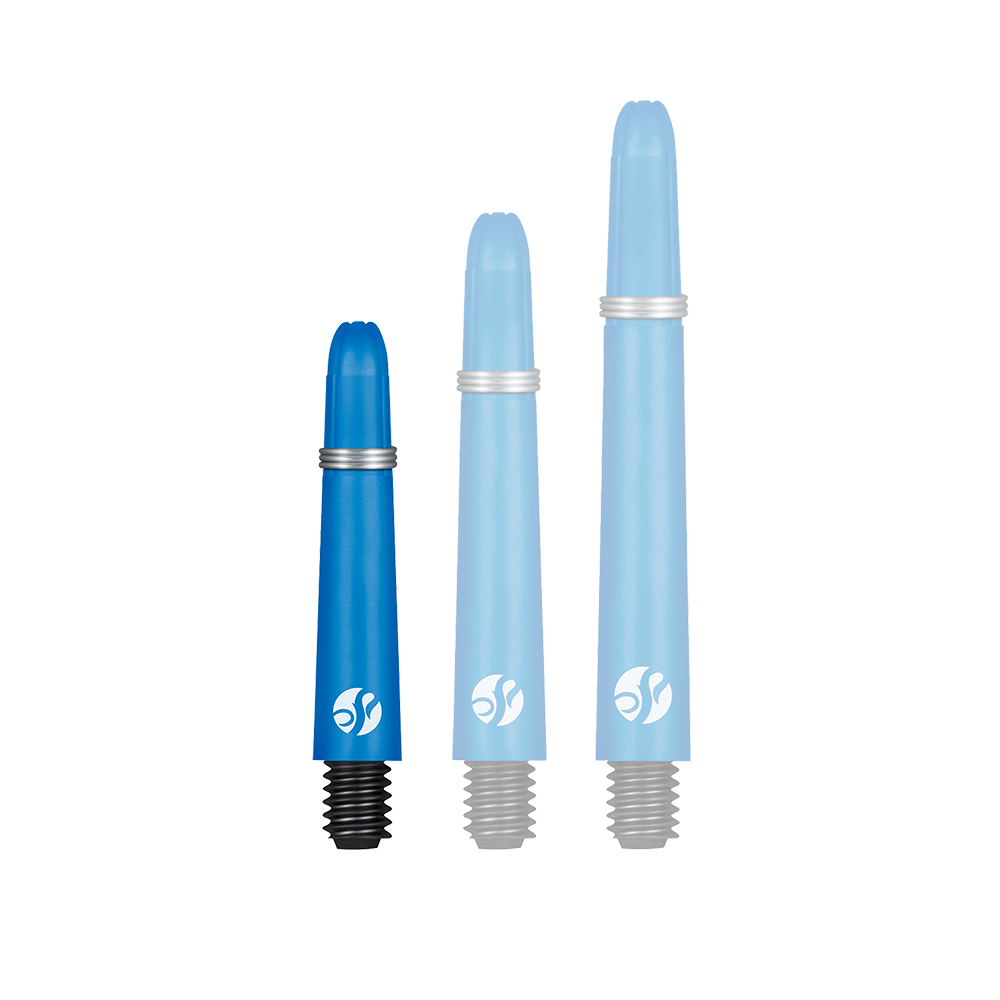 Aste Shot Koi Carbon - Blu Auf dem Bild sind drei blaue Dartschäfte in verschiedenen Längen zu sehen. Sie haben schwarze Gewinde und silberne Ringe.
