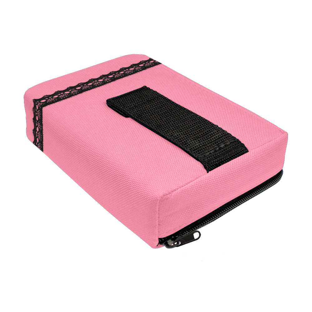 713TP_The_Pak_Dartcase_LadyPak_Rosa_3 Die Abbildung zeigt das Produkt "The Pak Dartcase - Lady Pak". Es handelt sich um ein pinkfarbenes Etui mit schwarzem Reißverschluss, einem schwarzen Band und Spitzenverzierung.