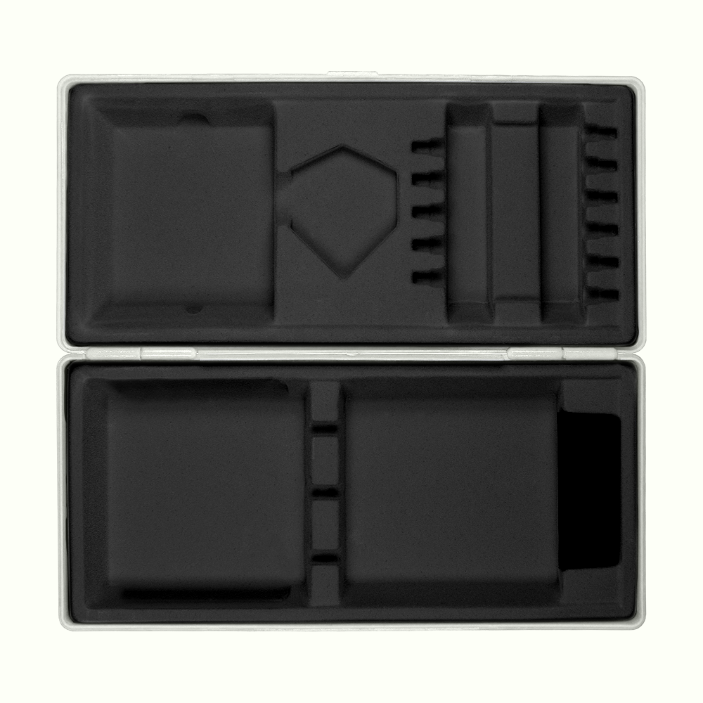 702-grau_ABS_Box_Grau_3 Das Bild zeigt eine geöffnete graue Aufbewahrungsbox mit schwarzen Fächern im Inneren. Die Fächer sind für verschiedene Gegenstände vorgesehen und ordentlich angeordnet.