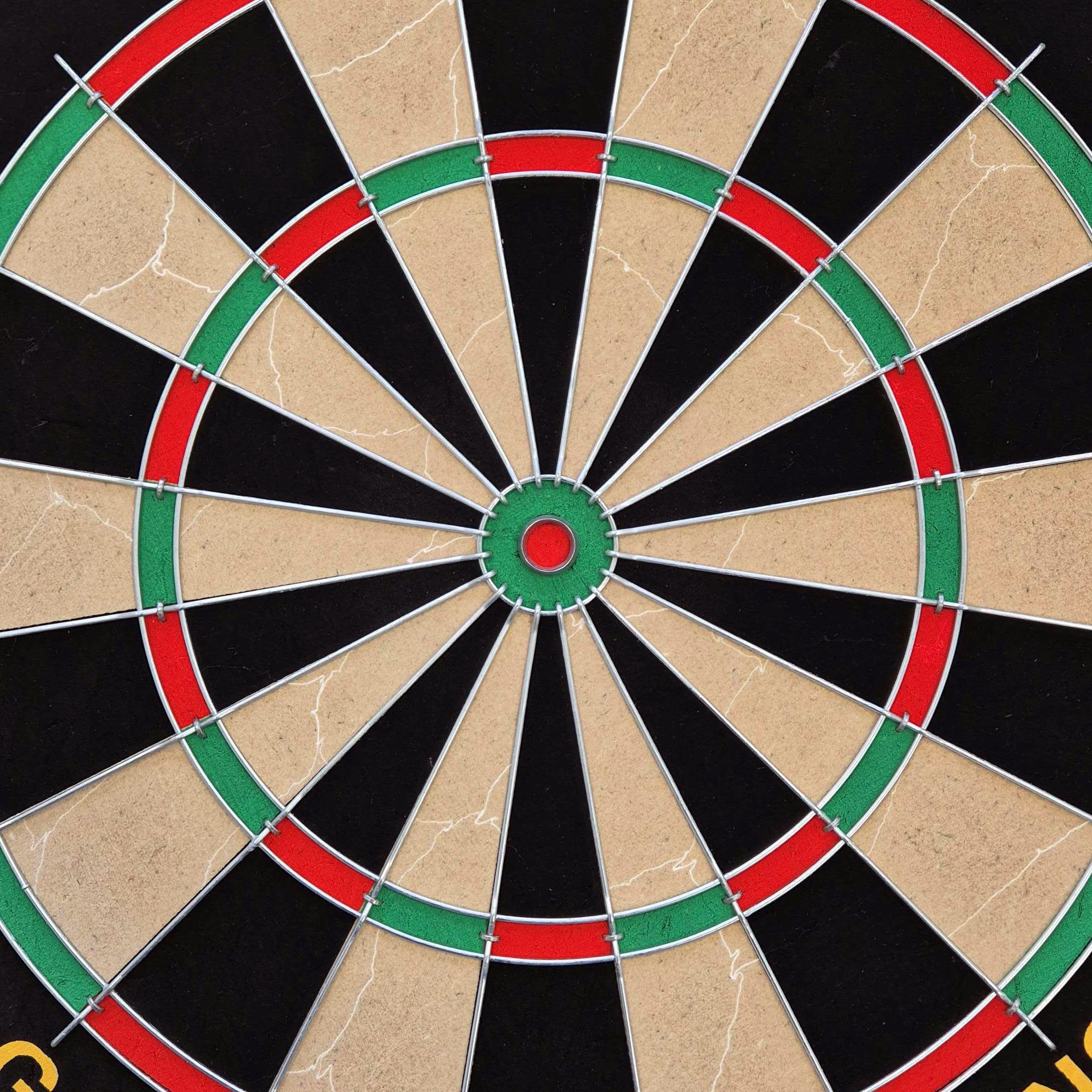 Sada ocelových terčů Target Gabriel Clemens Das Bild zeigt eine klassische Steeldart-Scheibe mit schwarz, rot, grün und beigen Feldern. Es handelt sich um das Produkt "Target Gabriel Clemens Steeldartboard Set".