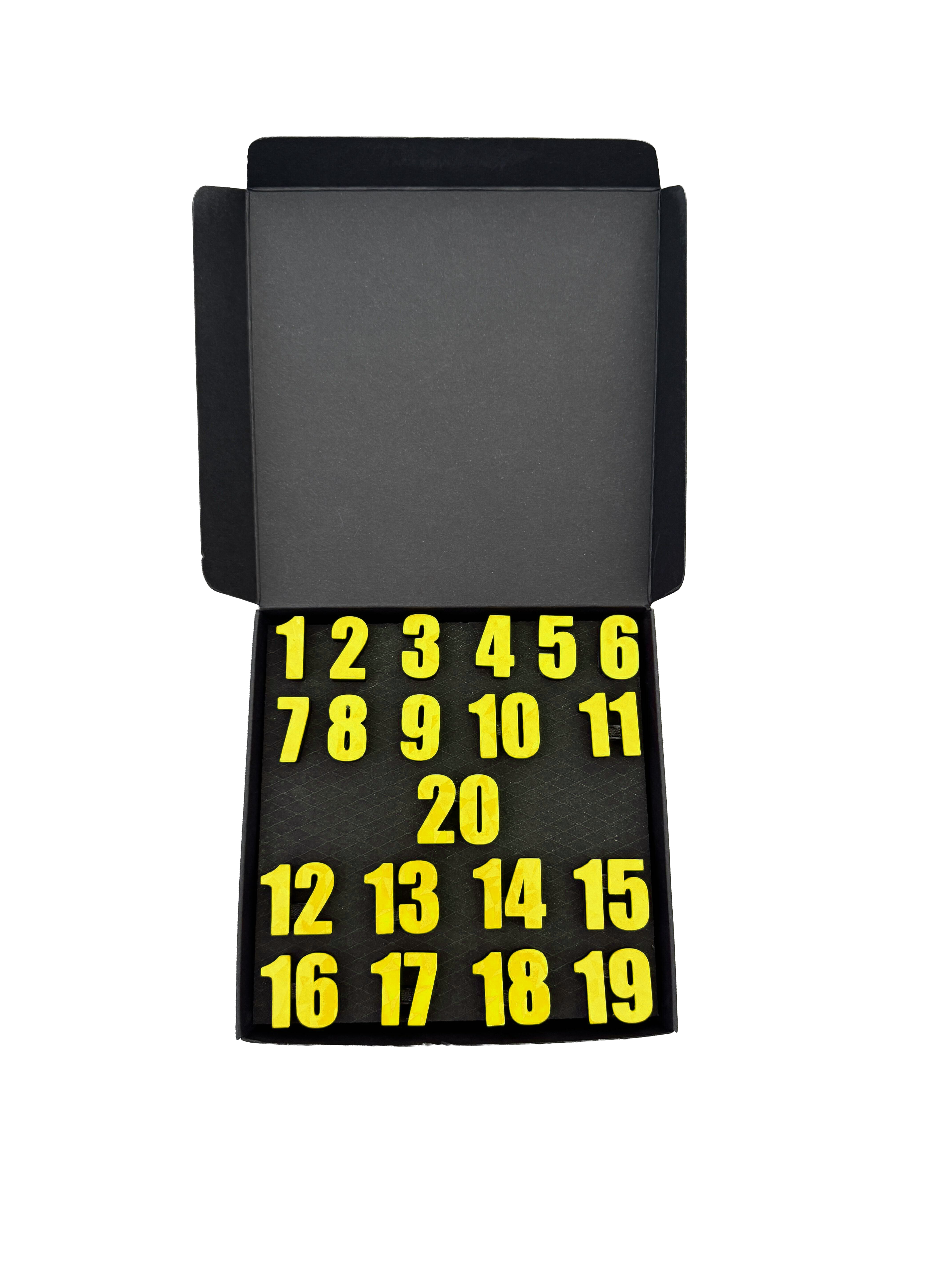 Pierścienie z numerami do tarczy do darta McDart / Pierścienie z numerami klasyczne Es ist eine Classic-Box in Gelb dargestellt. Die Box besitzt ein klassisches Aussehen.