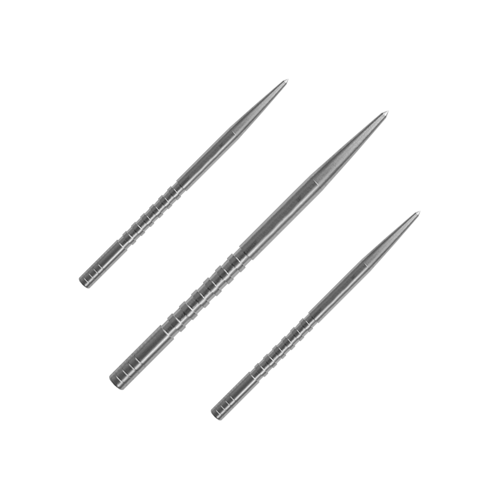 Condor Beak Point With Cut Dartspitzen Das Bild zeigt drei silberfarbene Dartspitzen, die nebeneinander liegen. Sie sind lang, schmal und haben feine Rillen entlang der Oberfläche.