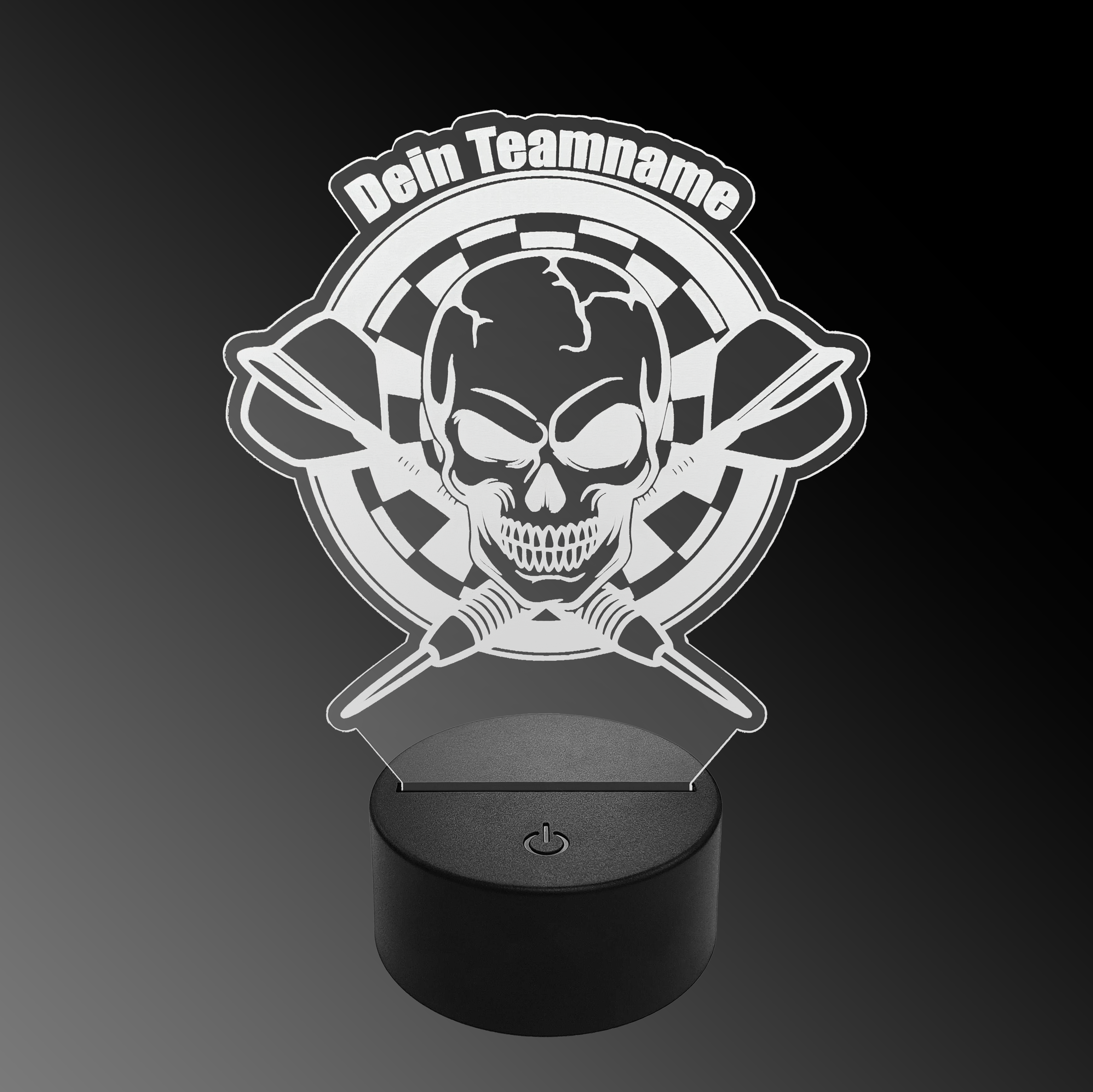 LED plexiglass dart lamp with custom text Das Bild zeigt eine LED-Lampe mit einem Plexiglas-Aufsatz in Form eines Totenkopfs vor einer Dartscheibe mit zwei gekreuzten Dartpfeilen. Oben steht der Schriftzug "Dein Teamname".