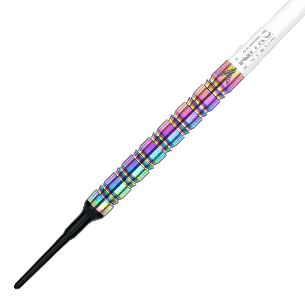 RD1571_Red_Dragon_Peter_Wright_Snakebite_1_Rainbow_Softdarts_2 Das Bild zeigt einen bunten Softdart mit Regenbogeneffekt aus der Serie "Red Dragon Peter Wright Snakebite 1." Der Dart wiegt 18 Gramm und hat eine weiße und schwarze Spitze sowie einen auffälligen, geriffelten Griff.