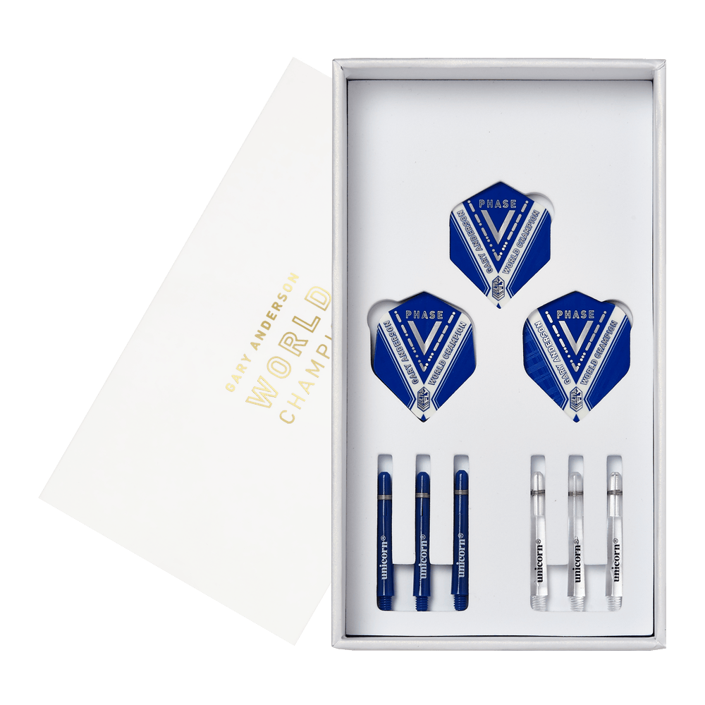29020_Unicorn_World_Champion_Gary_Anderson_Phase_5_Steeldarts_4 Das Bild zeigt das Set "Unicorn W.C. Gary Anderson Phase 5 Steeldarts" in einer weißen Verpackung. Im Inneren sind drei Dart-Flights sowie sechs Schäfte ordentlich angeordnet.
