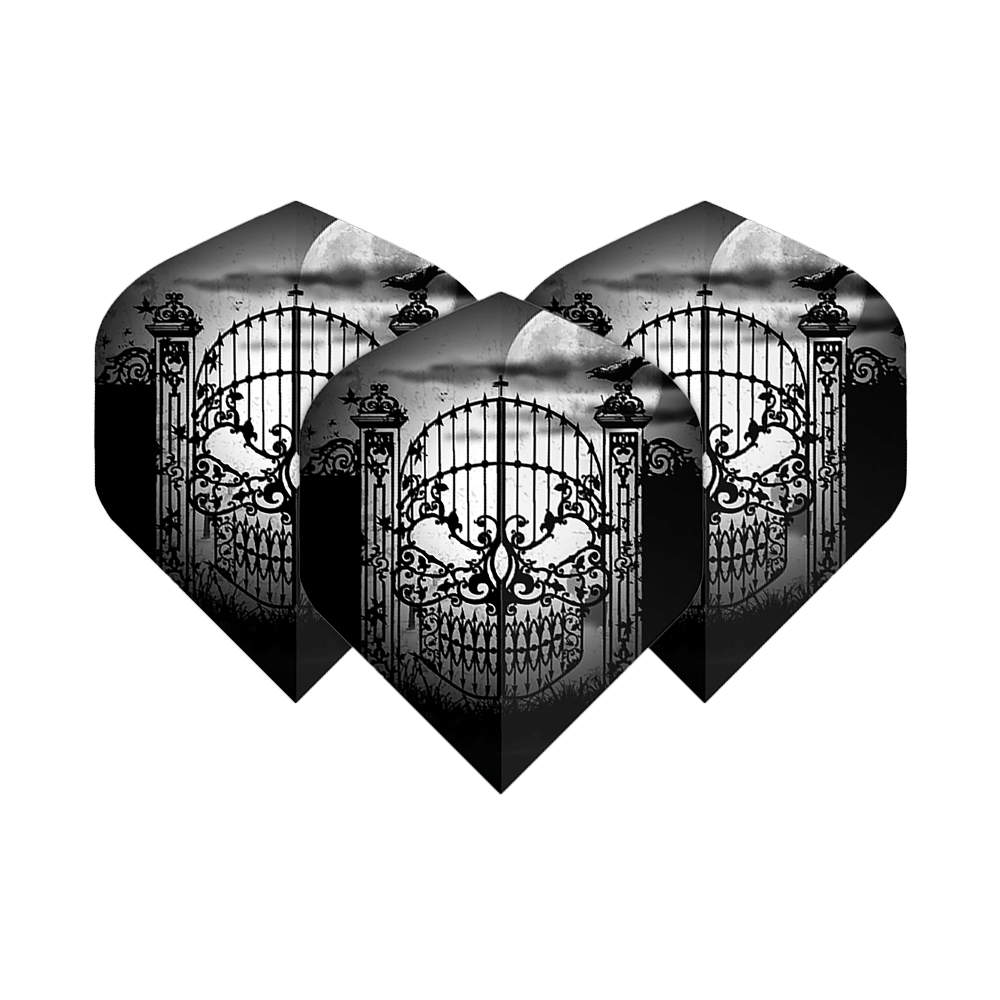 Alchemy Abandon All Hope No2 Standard Flights Das Bild zeigt drei schwarze Dart-Flights mit einem detailreichen, gotischen Tor-Design in Form eines Totenschädels. Im Hintergrund sind ein Vollmond und fliegende Raben zu sehen.