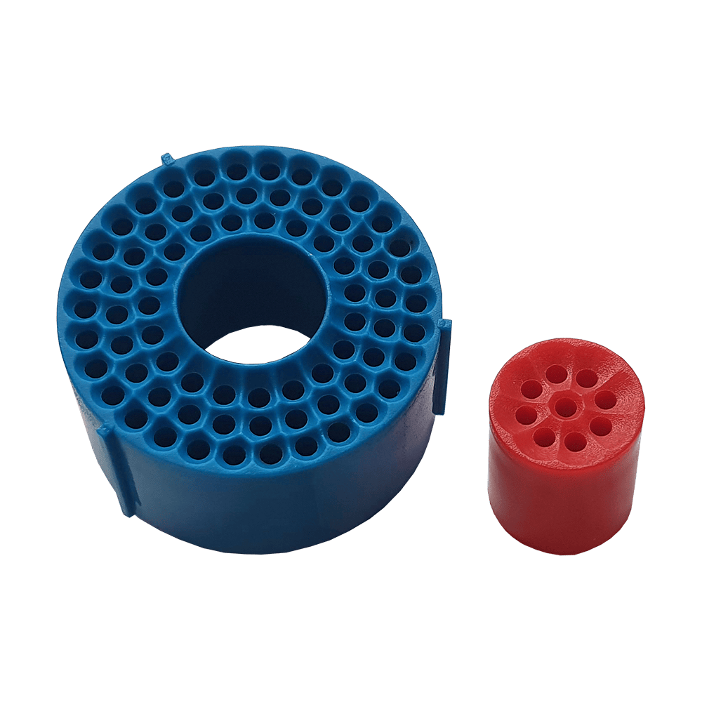 GRN0148_Granboard_132_Ersatzfelder_Bullseye_Set_2 Auf dem Bild sind zwei Ersatzfelder für das Granboard 132 zu sehen. Das größere Feld ist blau und das kleinere Feld ist rot.