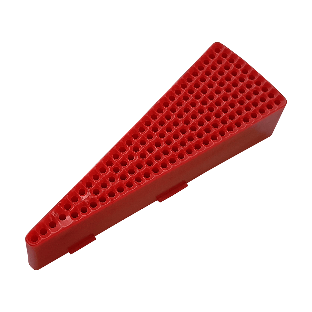 GRN0149_Granboard_132_Ersatzfelder_Single_Innen_Rot_2 Das Bild zeigt ein rotes, keilförmiges Ersatzfeld für ein Granboard 132. Die Oberfläche hat viele kleine Löcher, die typisch für ein Dartboard-Segment sind.