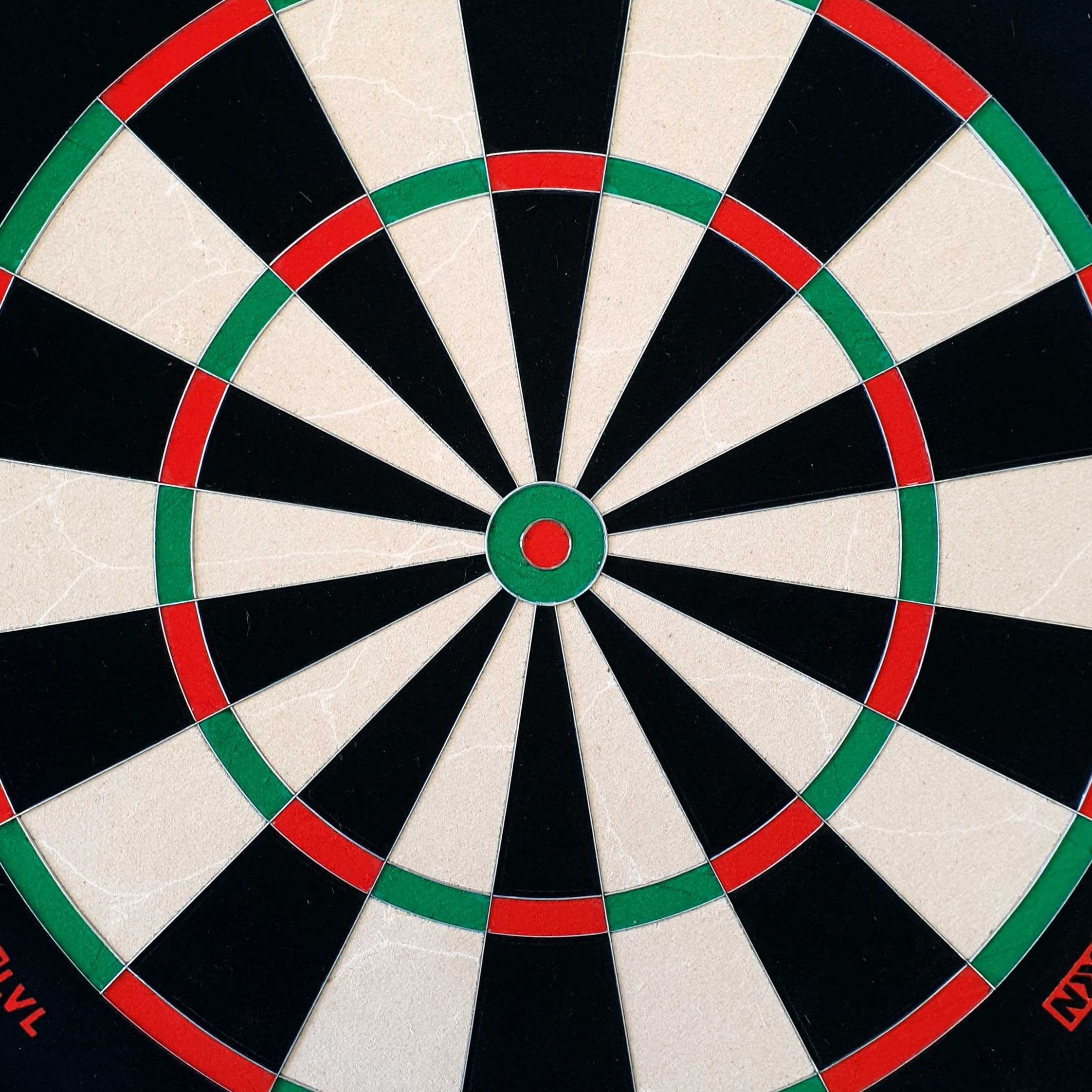 Diana de acero GOAT Everscore Das Bild zeigt ein GOAT Everscore Steeldartboard mit klaren Farben und deutlichen Markierungen. Die Segmente sind in Schwarz, Weiß, Rot und Grün gehalten.