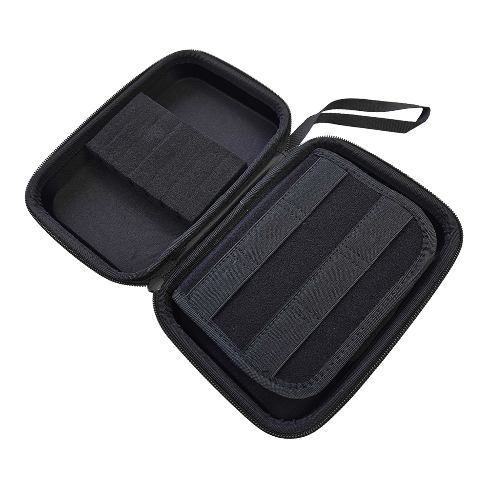 Hier sieht man eine pinke Darttasche. Die Tasche ist das Modell DC05 von McDart.