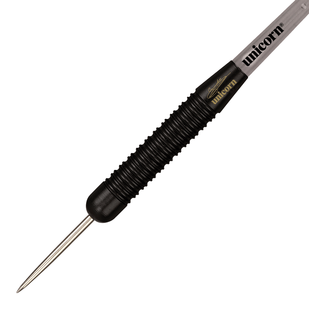 27661_Unicorn_Black_Brass_Gary_Anderson_V1_Steeldarts_2 Das Bild zeigt den Unicorn Black Brass Gary Anderson V1 Steeldart. Der Dart hat eine schwarze, geriffelte Oberfläche und eine silberne Spitze.
