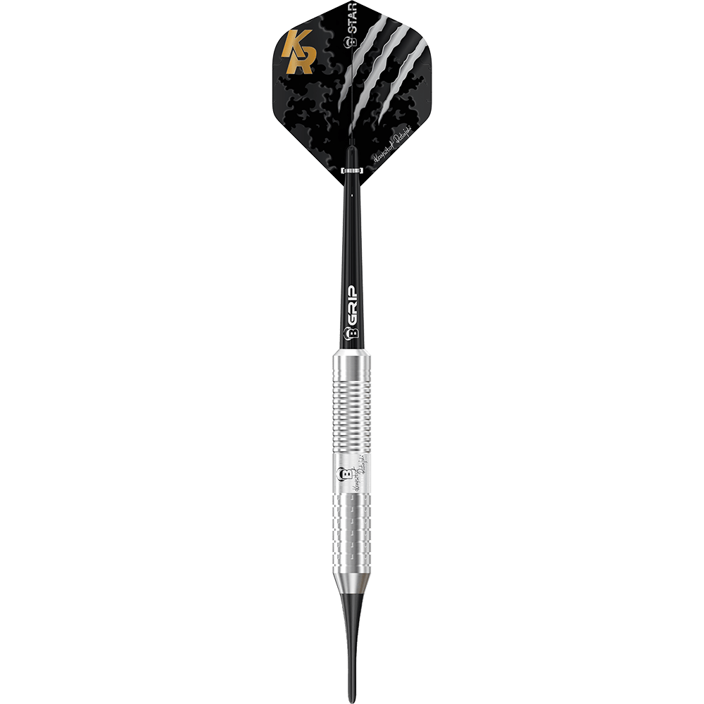 17008_Bulls_Krzysztof_Ratajski_Brass_Silver_Softdarts_1AWPDBiQOQ83AX Das Bild zeigt einen silbernen Softdart mit dem Namen "Bulls Krzysztof Ratajski Brass Silver Softdarts - 18g". Der Dart hat einen schwarzen Flight mit Krallenmuster und goldfarbenen Initialen „KR“.
