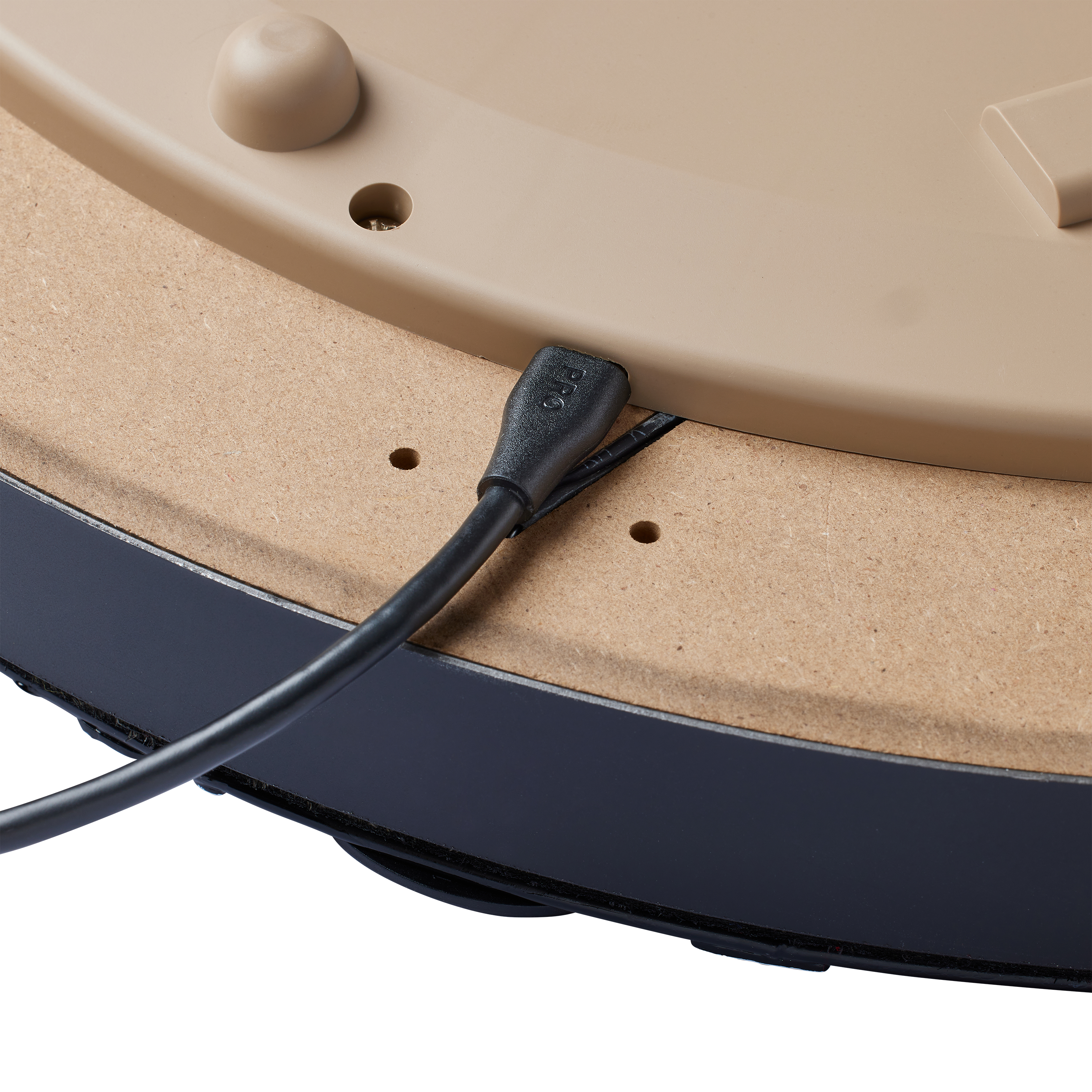 Unicorn Eclipse Smartboard Steeldartboard Das Bild zeigt die Rückseite des Unicorn Eclipse Smartboard Steeldartboards mit einem angeschlossenen Kabel. Das Kabel ist in einen Anschluss an der braunen Rückseite des Dartboards eingesteckt.