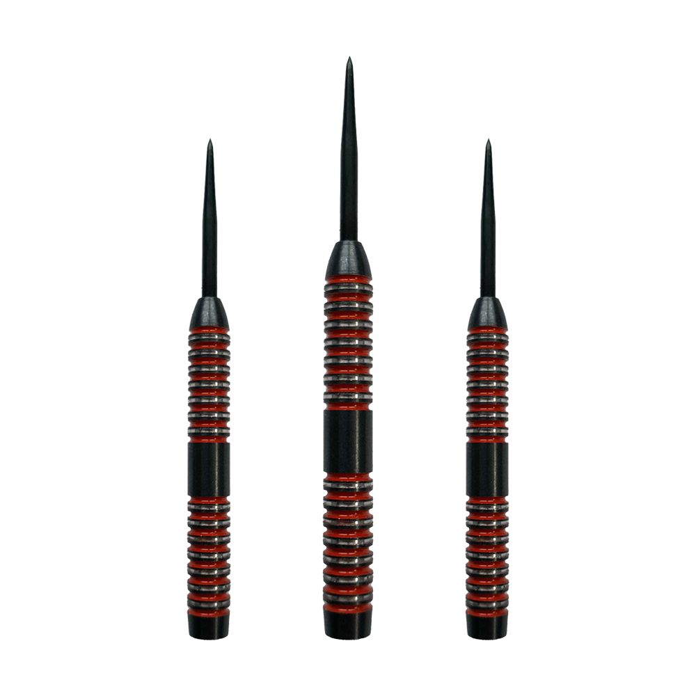 Sudy McDart Crimson Steeldart Das Bild zeigt drei McDart Crimson Steeldart Barrels mit schwarzen und roten Rillen. Sie stehen nebeneinander aufrecht mit den Spitzen nach oben.