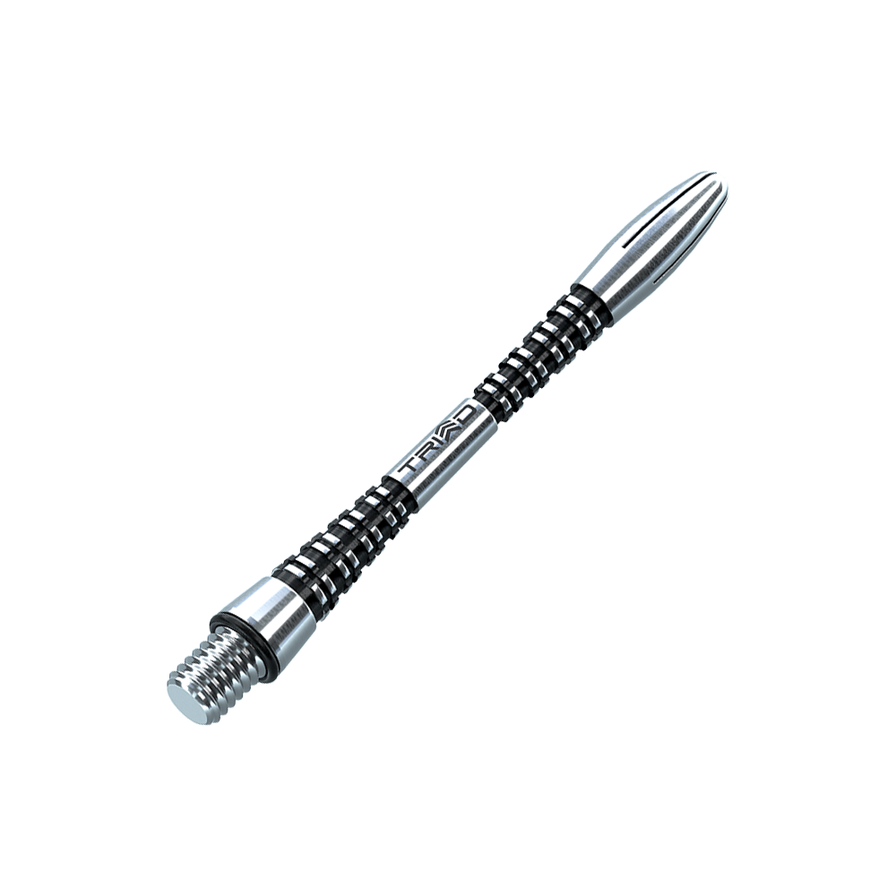 7013-201_Winmau_Triad_Aluminium_Shafts_Schwarz_46mm_2 Dies ist ein schwarzer Aluminium-Dartschaft mit silbernen Akzenten. Auf dem Schaft steht das Wort "TRIAD" geschrieben.