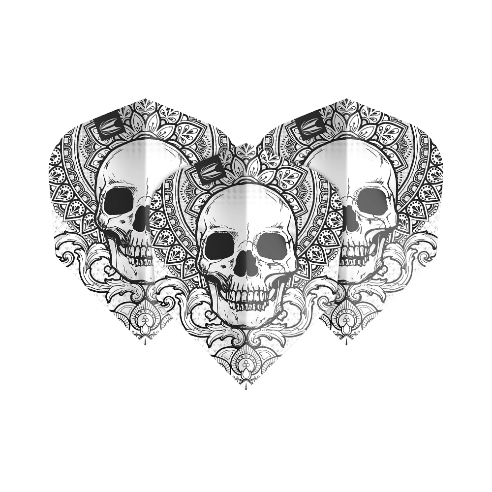 TG488_335480_Target_ProUltra_Ink_Grey_No6_Flights_1VAkxgRNN7acnQ Das Bild zeigt drei Dart Flights des Modells "Target ProUltra Ink Grey No6". Sie sind mit einem detaillierten Totenkopf-Muster und ornamentalen Verzierungen in Schwarz-Weiß gestaltet.