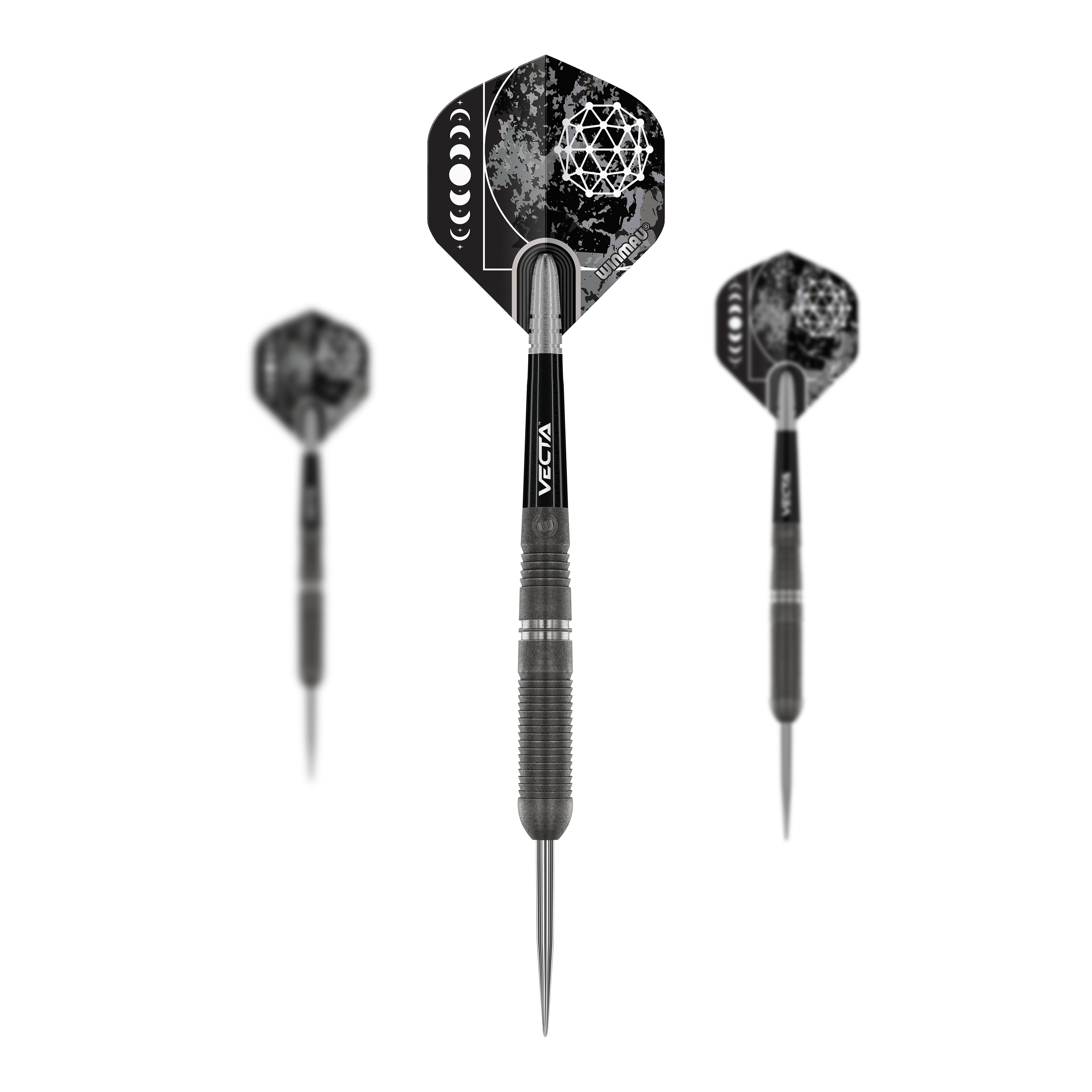 Winmau Callisto 03 Steeldarts Auf dem Bild sind drei Winmau Callisto 03 Steeldarts zu sehen. Die Pfeile haben ein modernes, dunkles Design mit geometrischen Mustern auf den Flights.