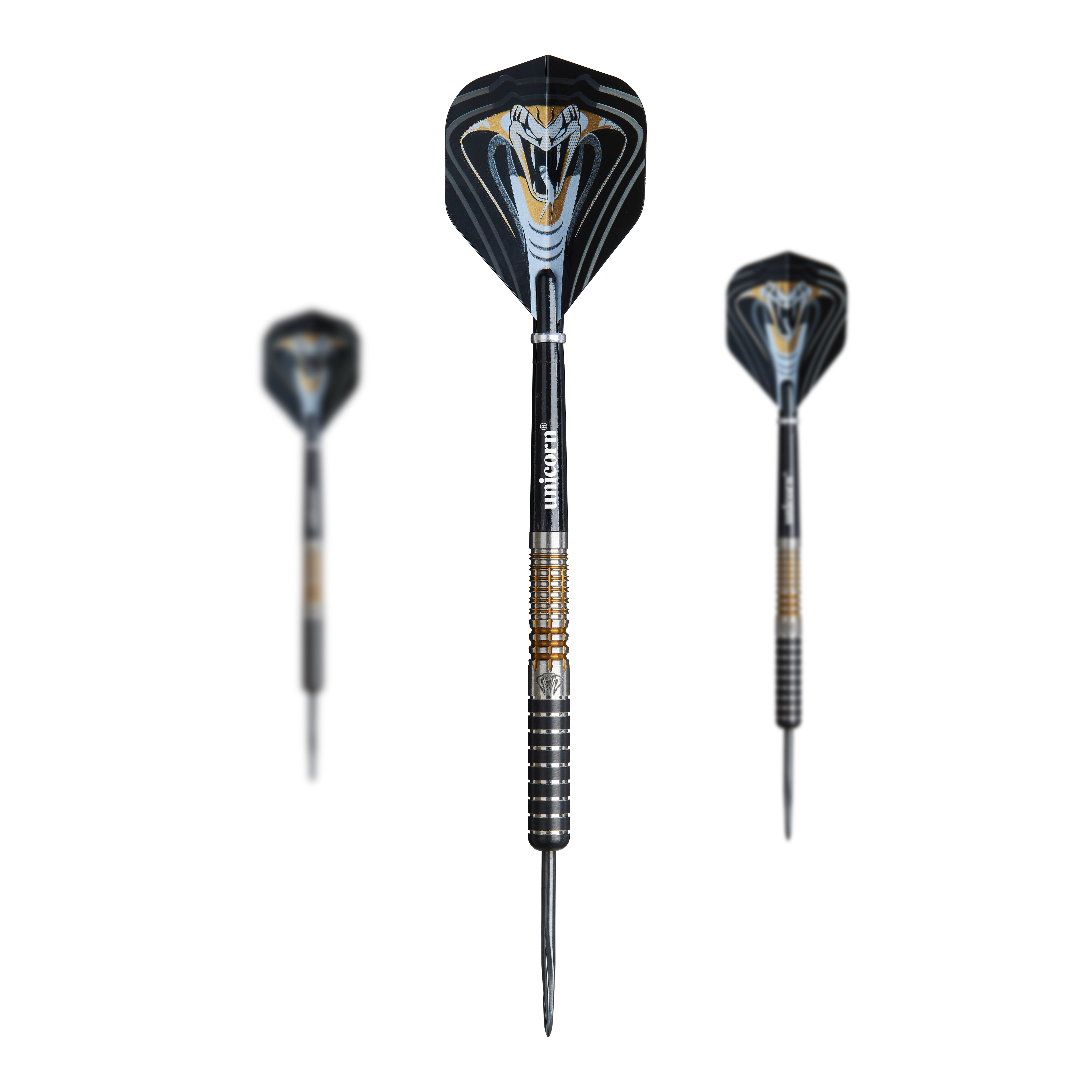 Dardos de acero Unicorn Maestro Jeffrey De Zwaan Fase 3 Auf dem Bild sind drei Steeldarts des Modells "Unicorn Maestro Jeffrey De Zwaan Phase 3" zu sehen. Die Darts haben schwarze Flights mit einem auffälligen, weißen Kobramotiv.