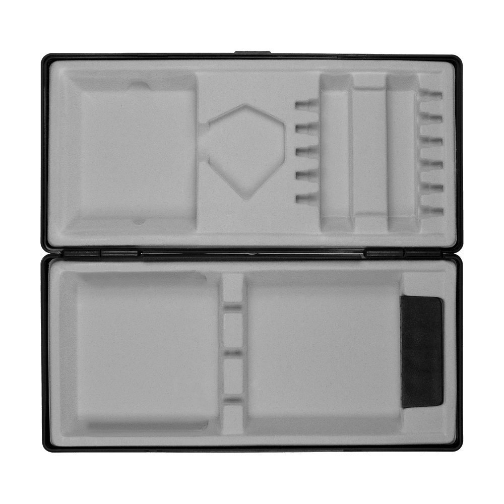 ABS Box mit Wunschdruck Das Bild zeigt eine geöffnete schwarze Box mit mehreren Fächern und Einteilungen. Die Innenausstattung besteht aus hellem Schaumstoff, der zur sicheren Aufbewahrung verschiedener Gegenstände dient.
