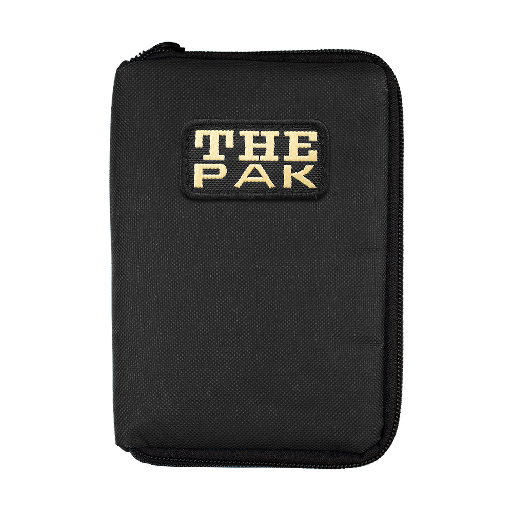 705TP_The_Pak_Dartcase_Schwarz_1 Das Bild zeigt ein schwarzes Etui mit einem Reißverschluss, auf dem "THE PAK" steht. Es handelt sich um das Produkt "The Pak Dartcase".
