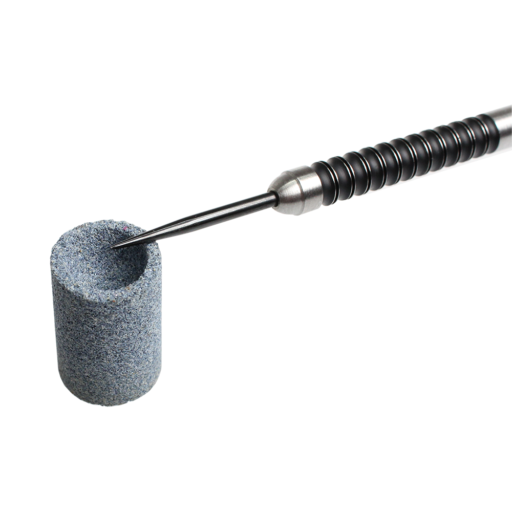 667_Winmau_Keyring_Dart_Sharpener_Schleifstein_2 Das Bild zeigt einen Winmau Keyring Dart Sharpener Schleifstein. Eine Dartspitze wird in den runden Schleifstein eingeführt, um sie zu schärfen.