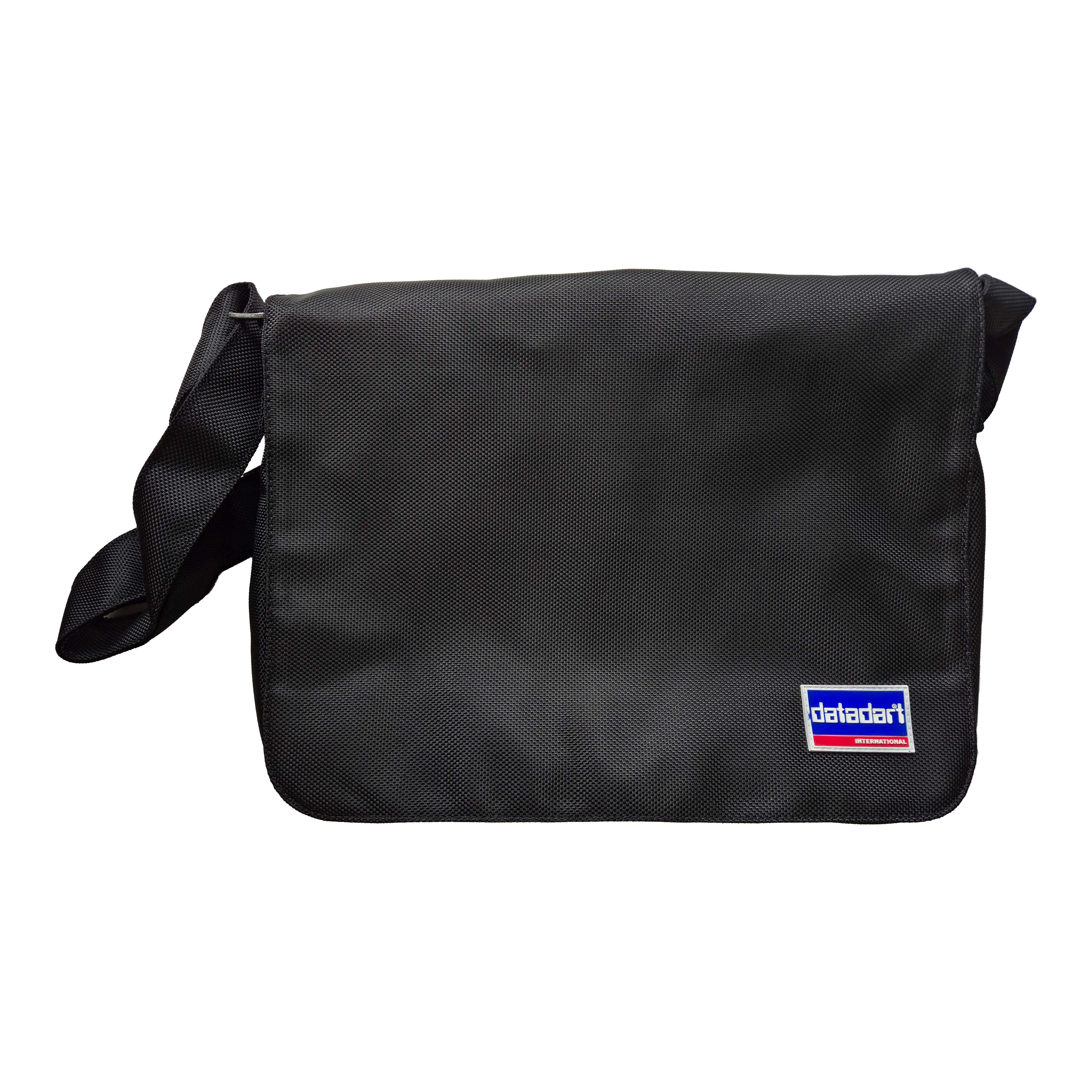 Borsa per freccette DataDart Team - Nera Diese Abbildung zeigt die DataDart Team Darttasche in Schwarz. Die Tasche hat einen Schultergurt und ein kleines DataDart-Logo auf der Vorderseite.