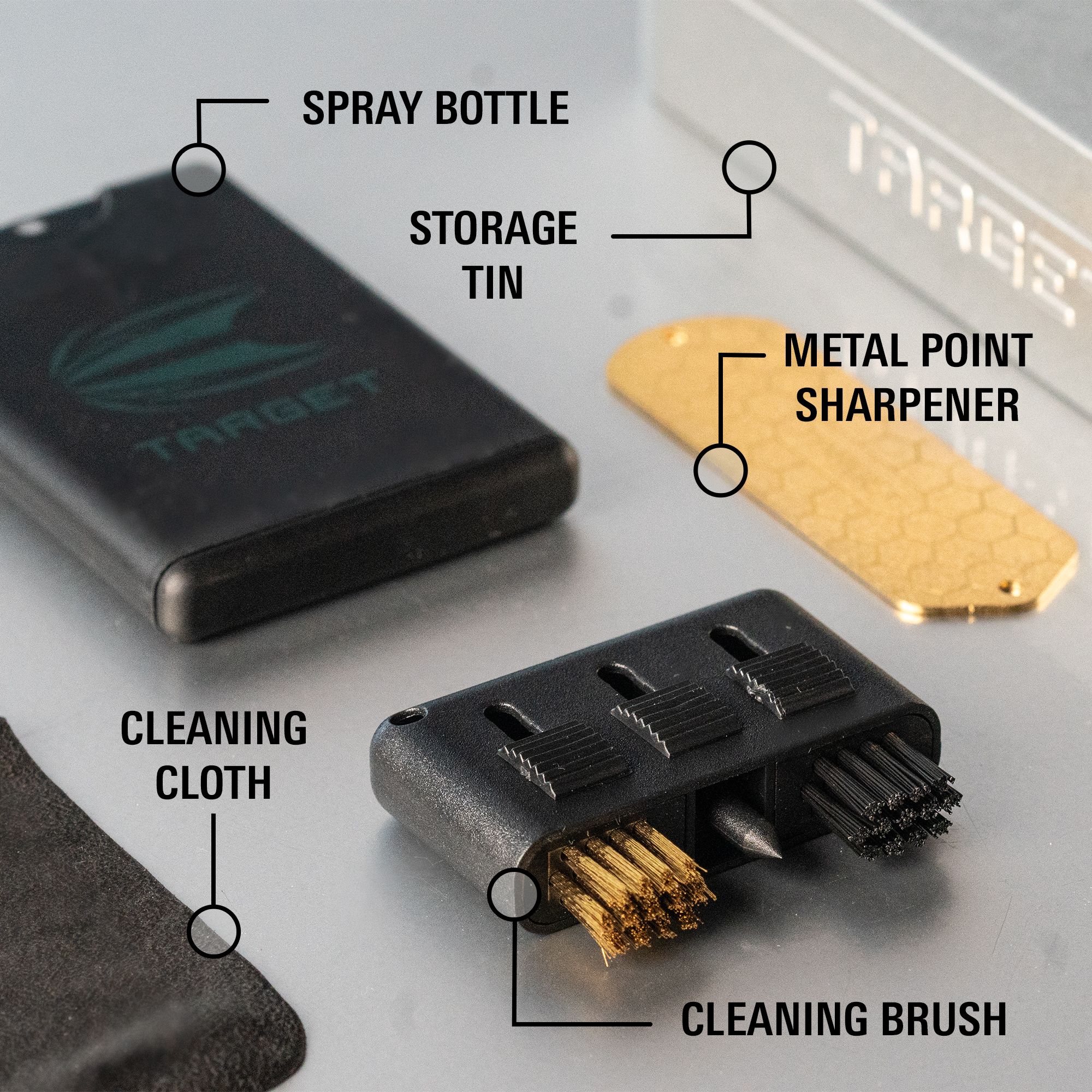 Sada pro servis šipek Target Das Bild zeigt das Target Dart Servicing Kit. Es beinhaltet praktische Utensilien für Dartspieler.