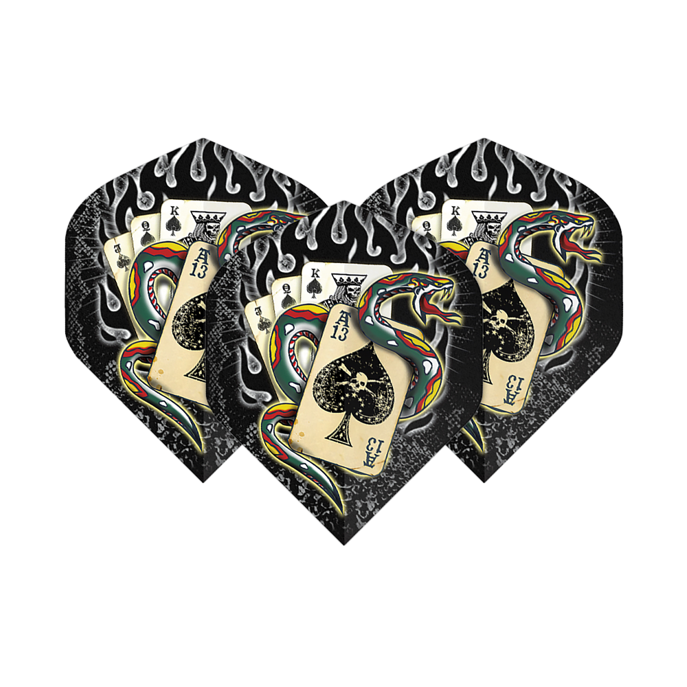 Standardní letky Alchemy Snake Of Spades No2 Das Bild zeigt drei Dartflights mit einem auffälligen Design. Auf den Flights sind Spielkarten, eine bunte Schlange und Flammen abgebildet.