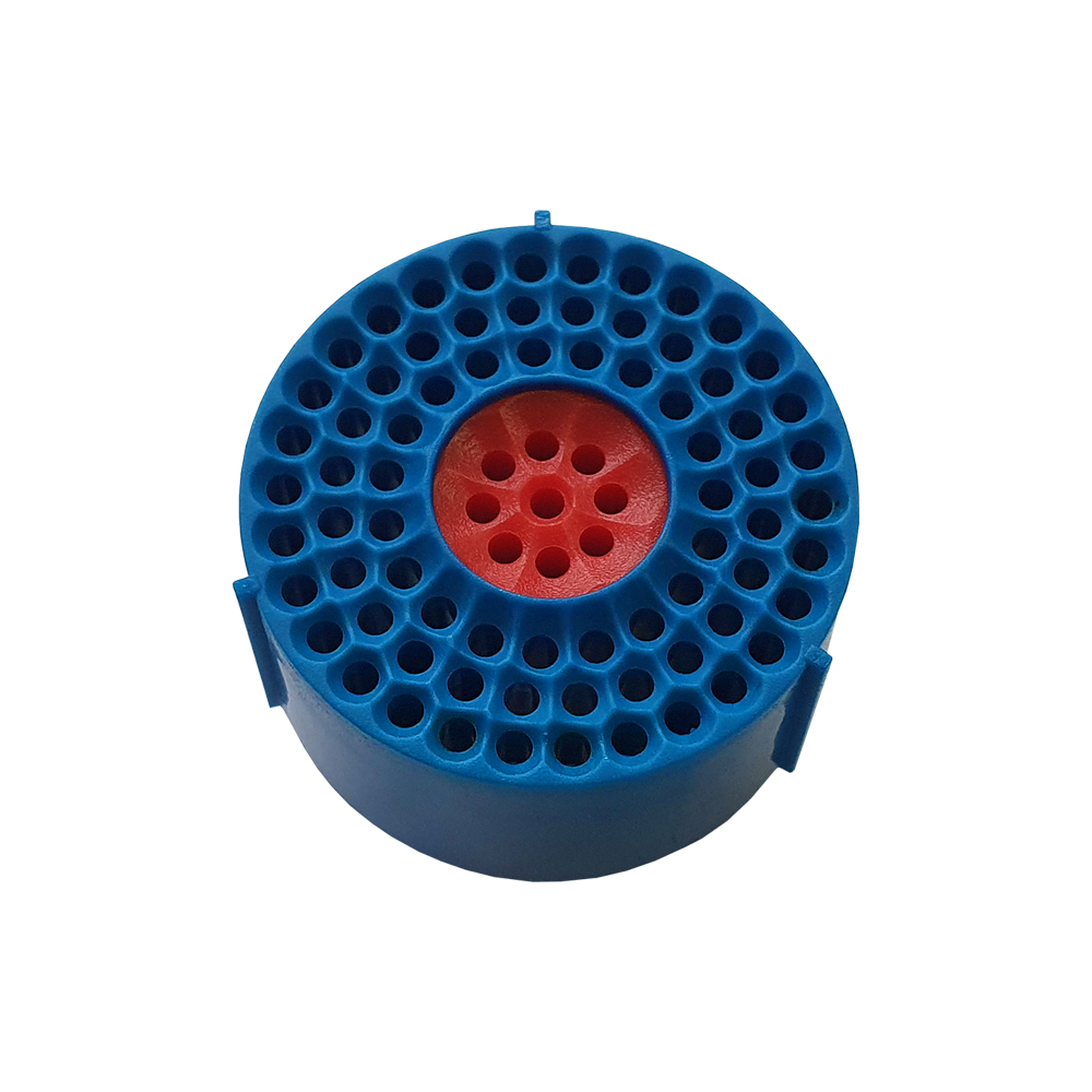 GRN0148_Granboard_132_Ersatzfelder_Bullseye_Set_1 Auf dem Bild ist ein rundes Ersatzfeld für das Granboard 132 zu sehen. Das Feld ist blau mit einem roten Kreis in der Mitte und vielen kleinen Löchern.