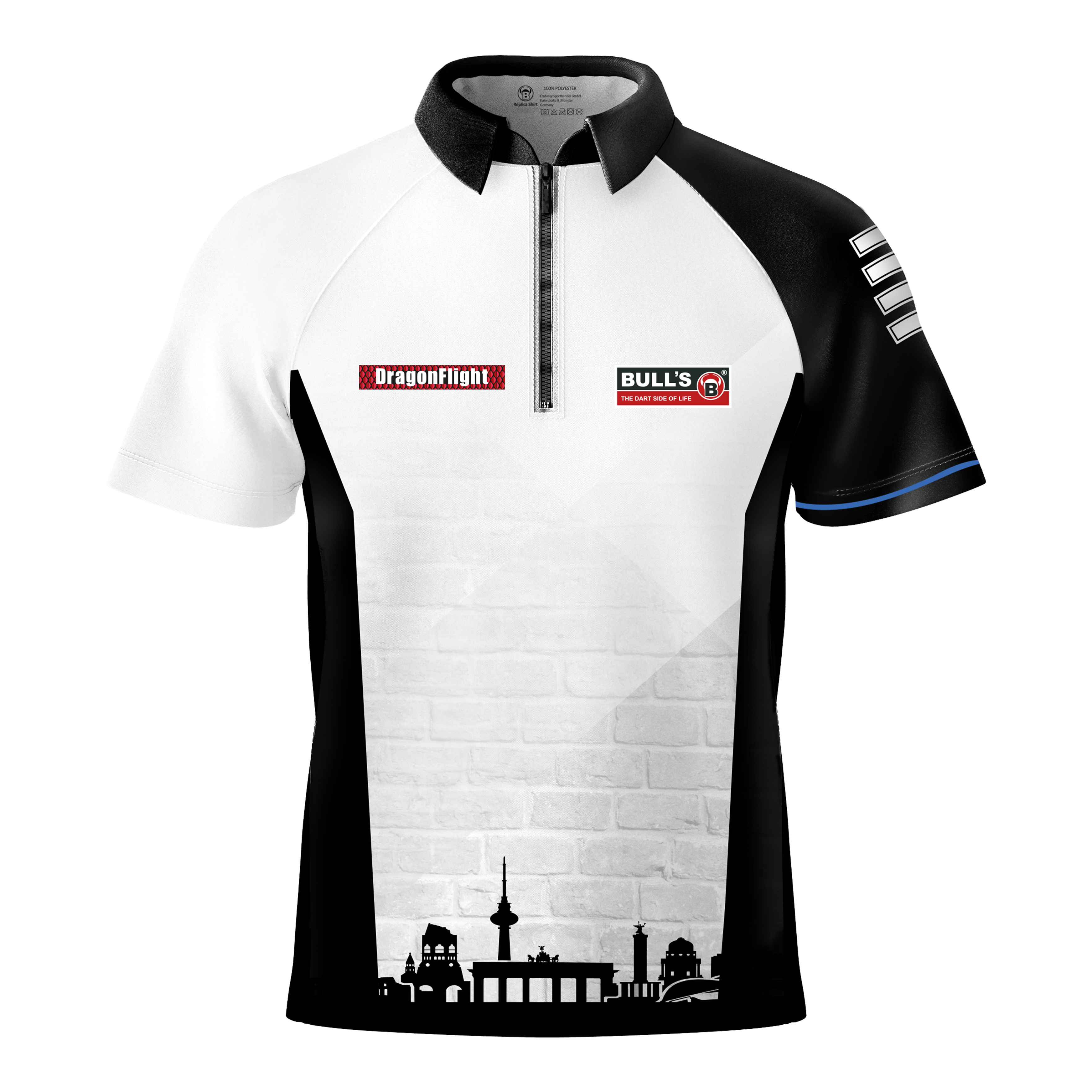 Camiseta de dardos Bulls Martin Schindler The Wall Das Bild zeigt das Bulls Martin Schindler The Wall Dartshirt mit einem schwarz-weißen Design und kurzen Ärmeln. Auf der Vorderseite befinden sich Logos und eine stilisierte Stadtsilhouette am unteren Rand.