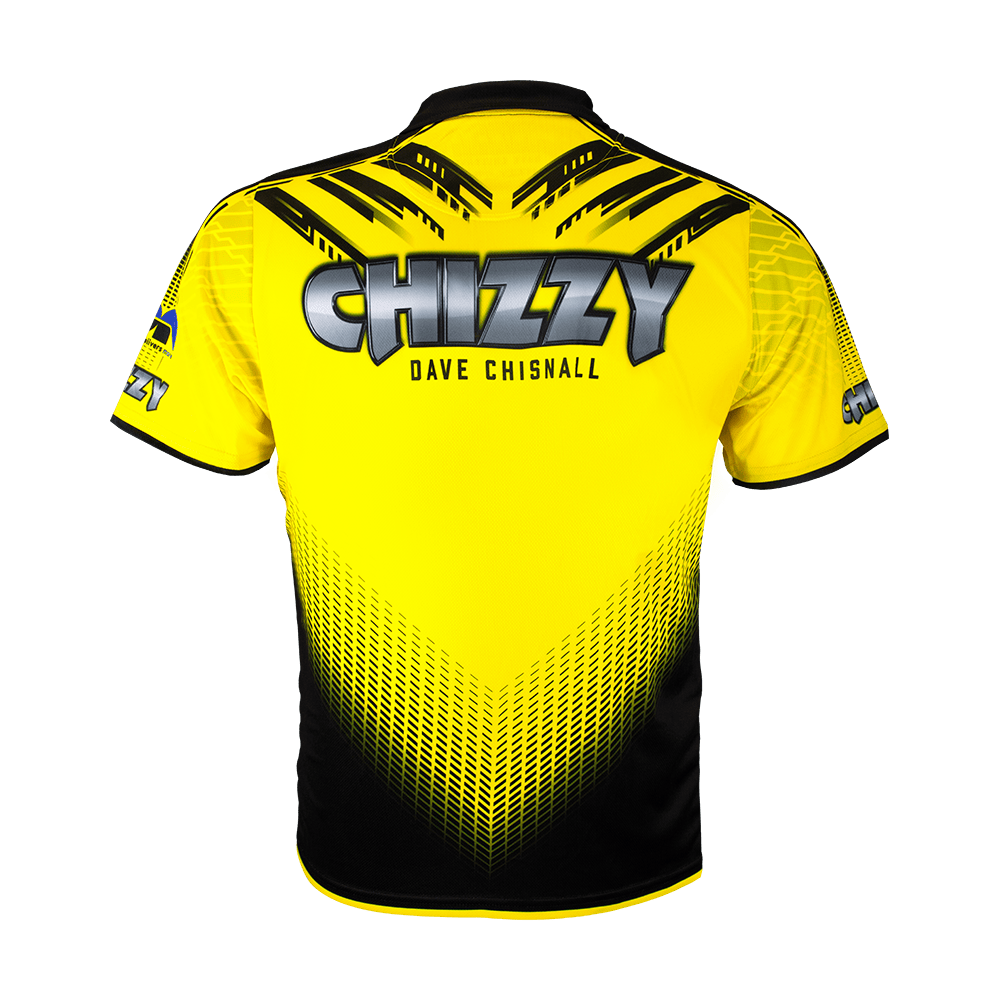 Harrows_Dave_Chisnall_Chizzy_Dartshirt_2 Das Bild zeigt ein gelbes und schwarzes Dartshirt mit dem Namen "CHIZZY" und "Dave Chisnall" auf dem Rücken. Das Design ist auffällig mit grafischen Mustern und Logos auf den Ärmeln.