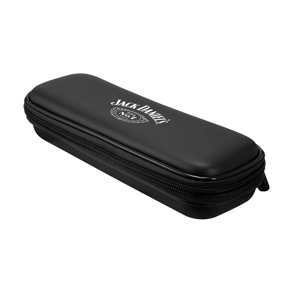 JD7022_Mission_Jack_Daniels_Freedom_Slim_Dartcase_Schwarz_2 Das Bild zeigt ein schlankes, schwarzes Dartcase mit einem Reißverschluss. Auf dem Etui steht in weißer Schrift "Jack Daniel's".