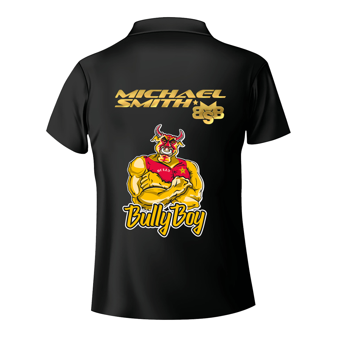 Maglietta con freccette a righe bianche di Shot Michael Smith Das Bild zeigt die Rückseite eines schwarzen Dartshirts mit dem Namen "Michael Smith" und dem Logo "BSB" in goldener Schrift. Darunter ist eine Comicfigur eines muskulösen Stiers mit dem Schriftzug "Bully Boy" zu sehen.