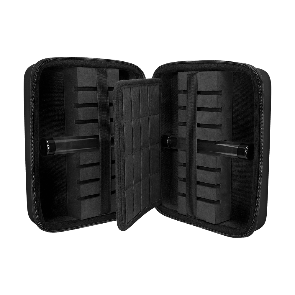 Mission Luxor Dart-Wallet Das Bild präsentiert ein elegantes Dart-Wallet in Schwarz aus der Mission Luxor Serie. Es wird von der Seite gezeigt.