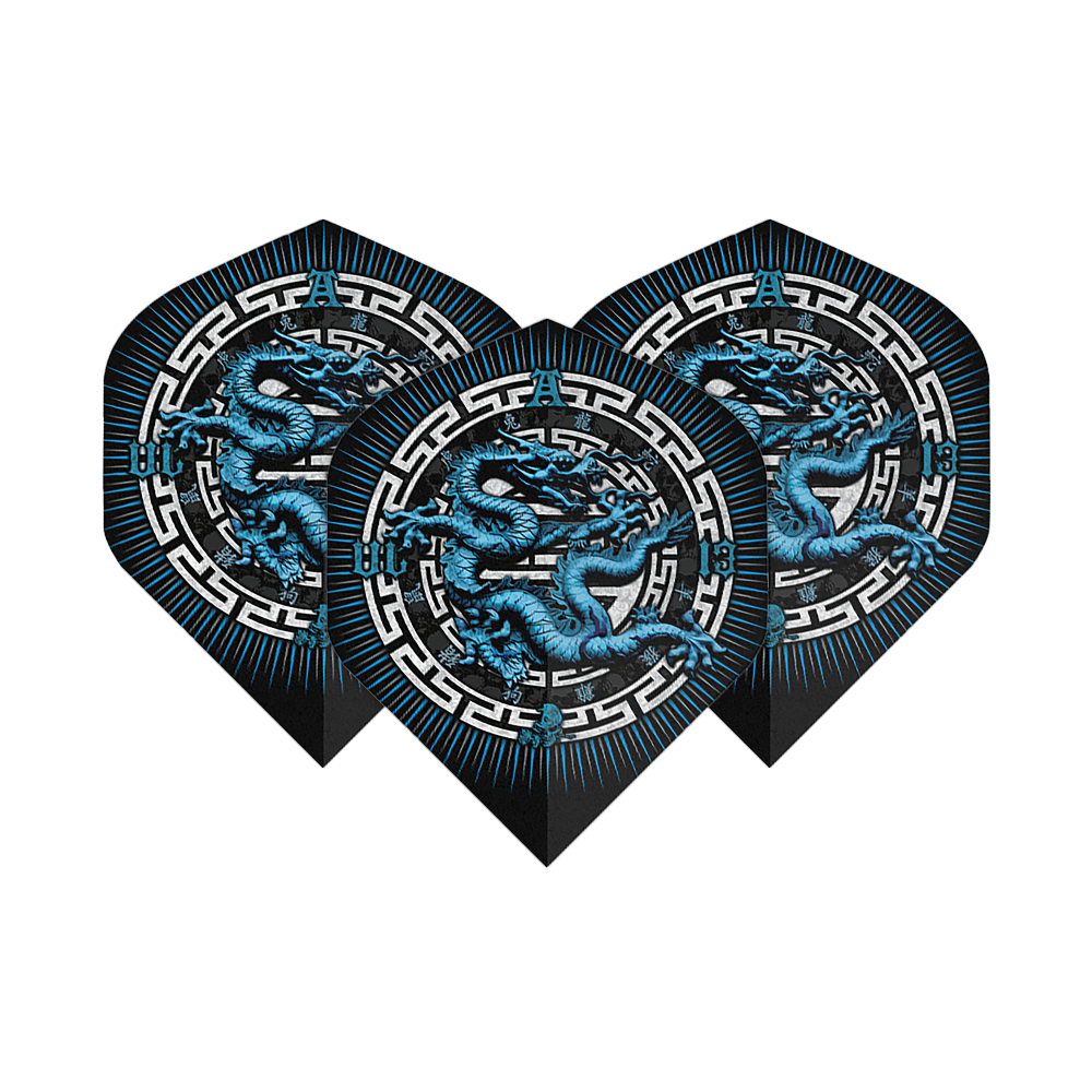 Alchemy Year Of The Dragon No2 Standard Flights Das Bild zeigt drei Dart-Flights mit einem blauen Drachenmotiv in der Mitte. Die Flights haben ein schwarzes Design mit weißen und blauen Akzenten.
