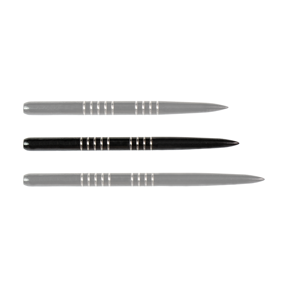 57742_Bulls_GP1_Steeldartspitzen_Schwarz_38mm_1nSYa3taduTB1f Auf dem Bild sind drei schwarze Steeldartspitzen der Marke Bulls GP1 zu sehen. Sie liegen parallel nebeneinander auf weißem Hintergrund.
